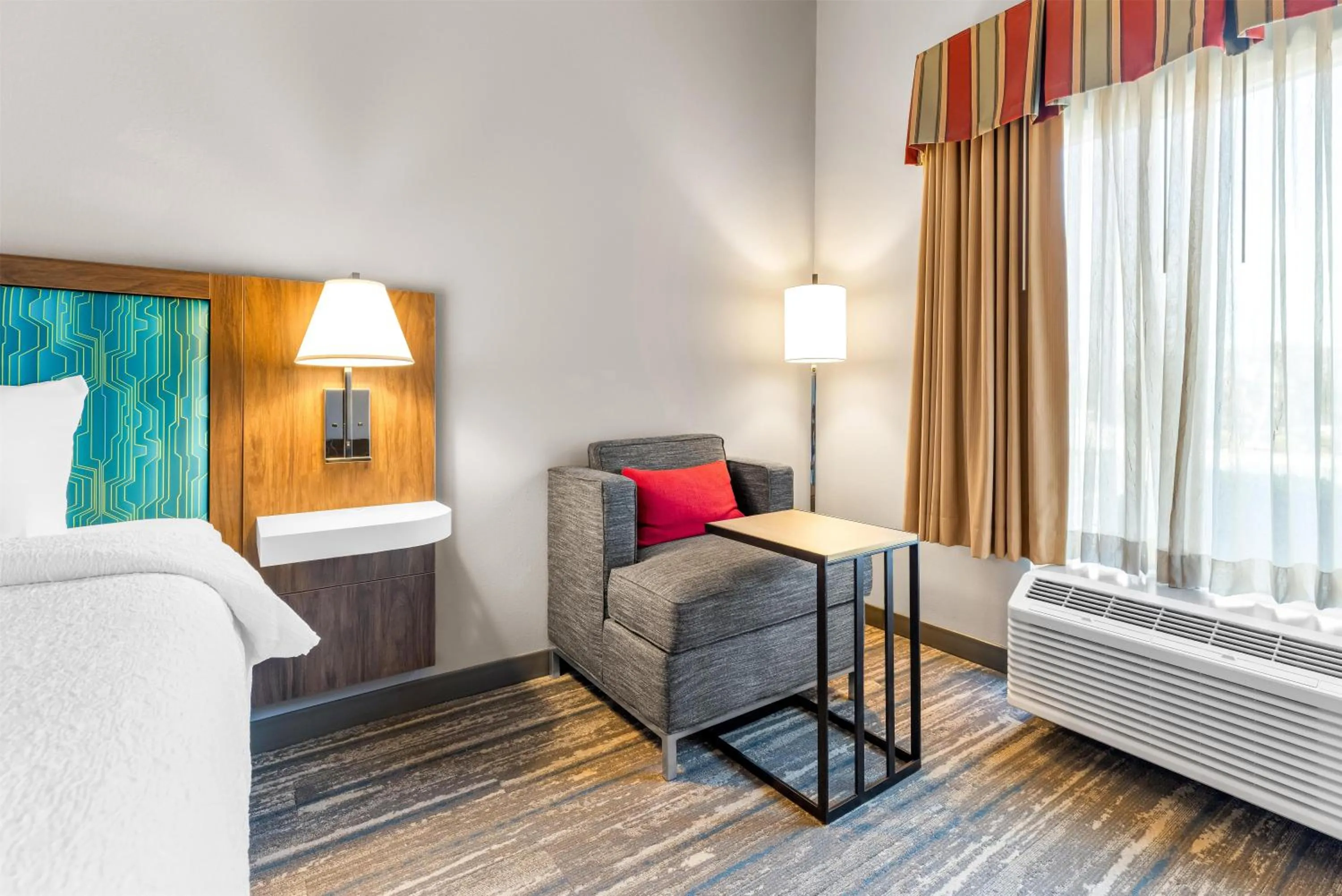 Living room, Bed in Hampton Inn Guntersville