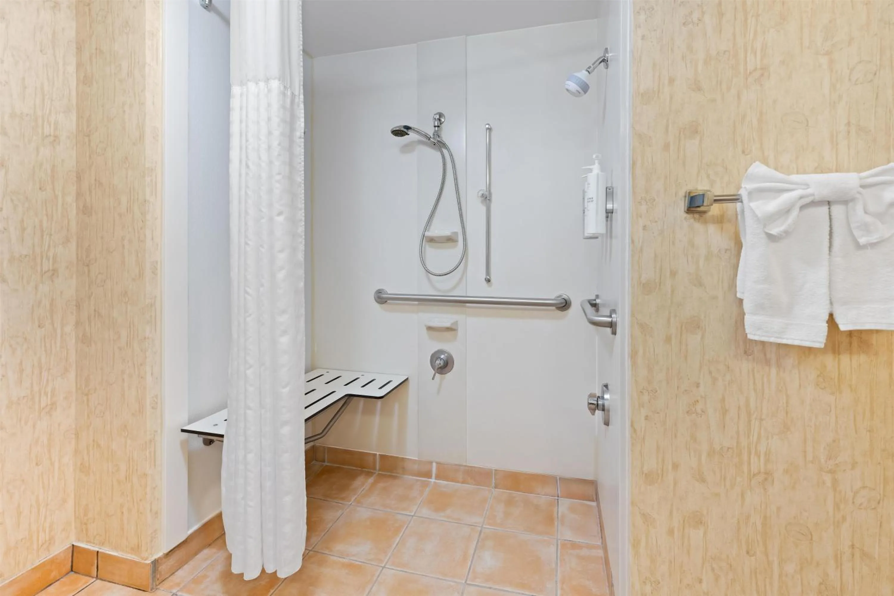 Bathroom in Hampton Inn Guntersville