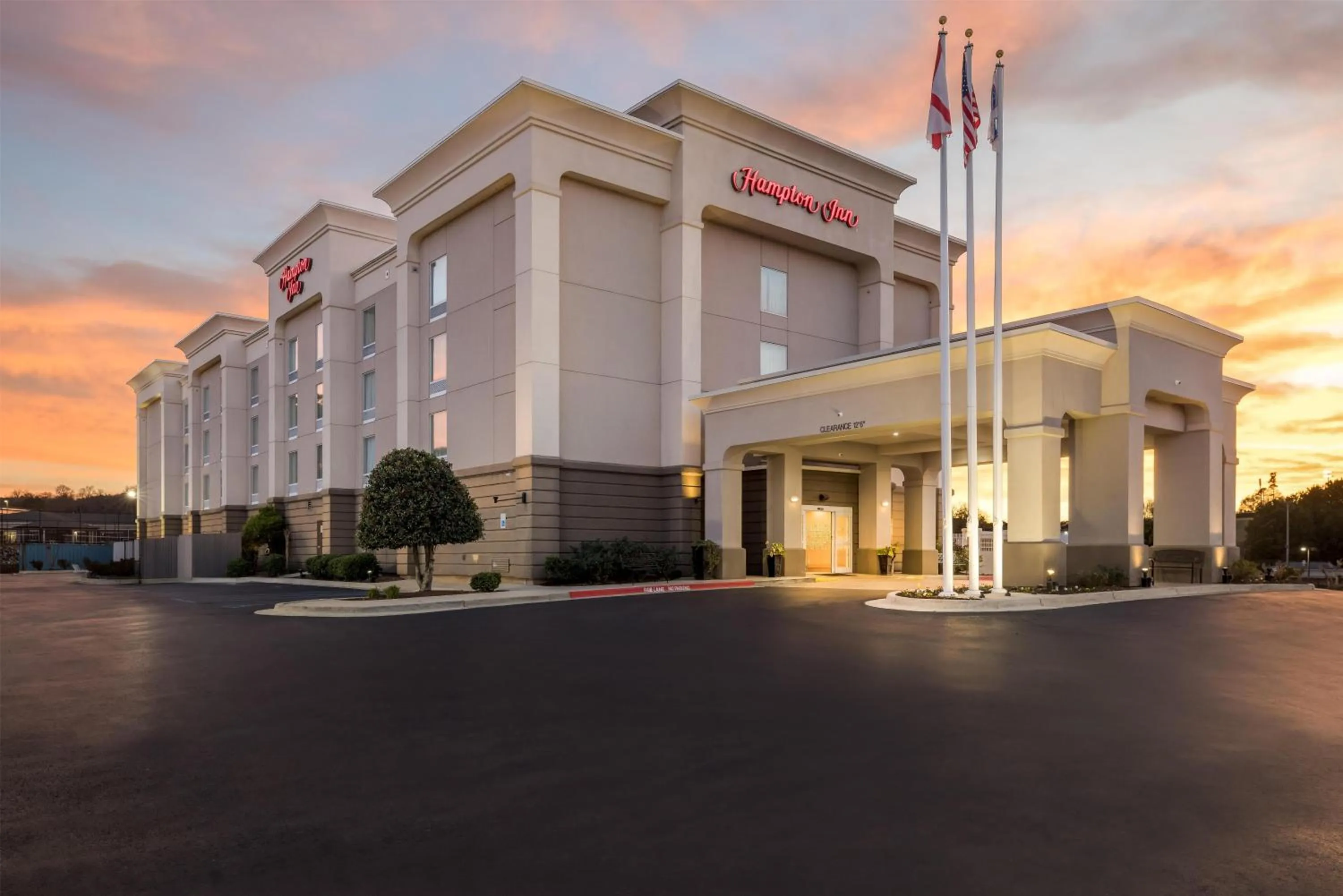 Property building in Hampton Inn Guntersville