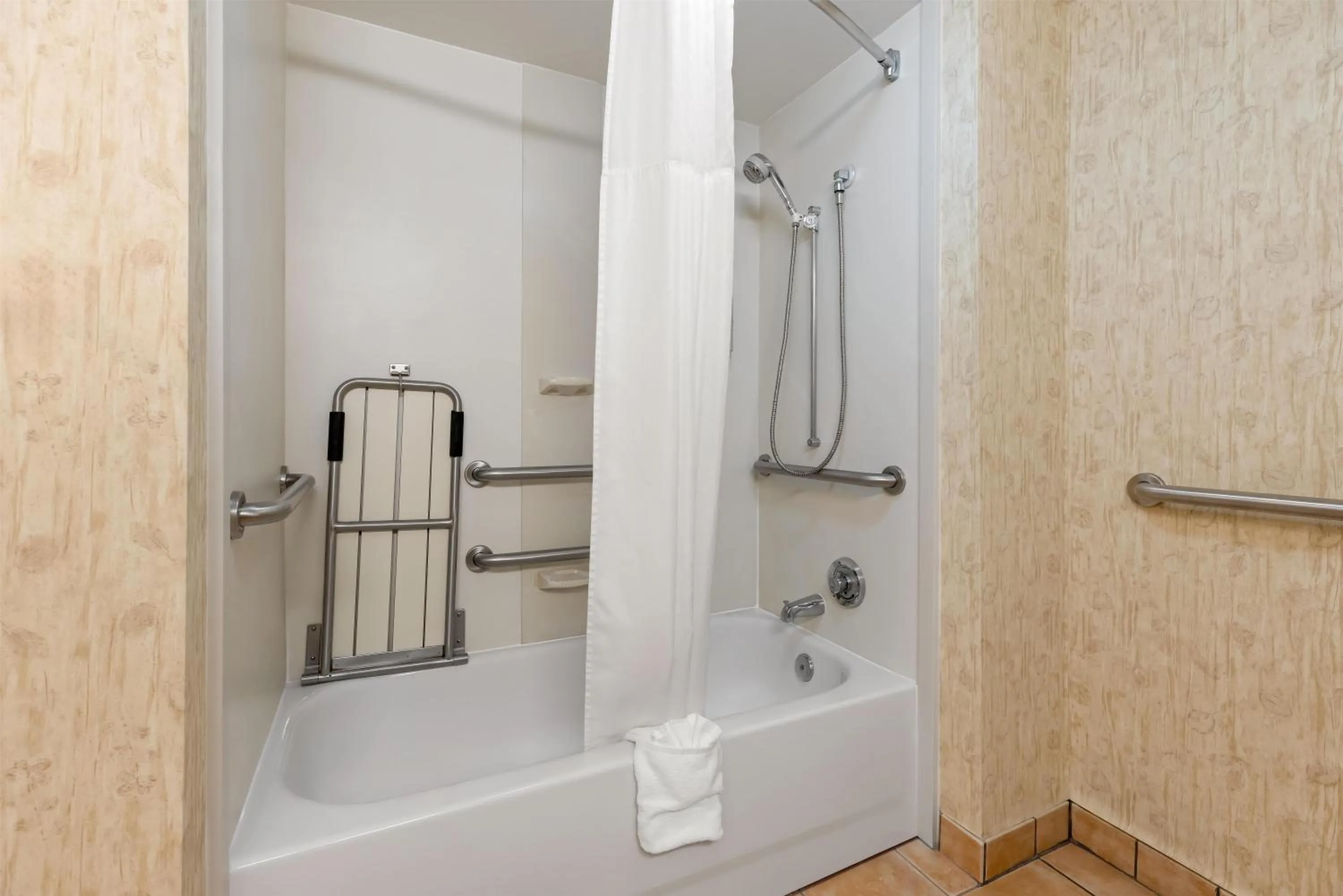 Bathroom in Hampton Inn Guntersville