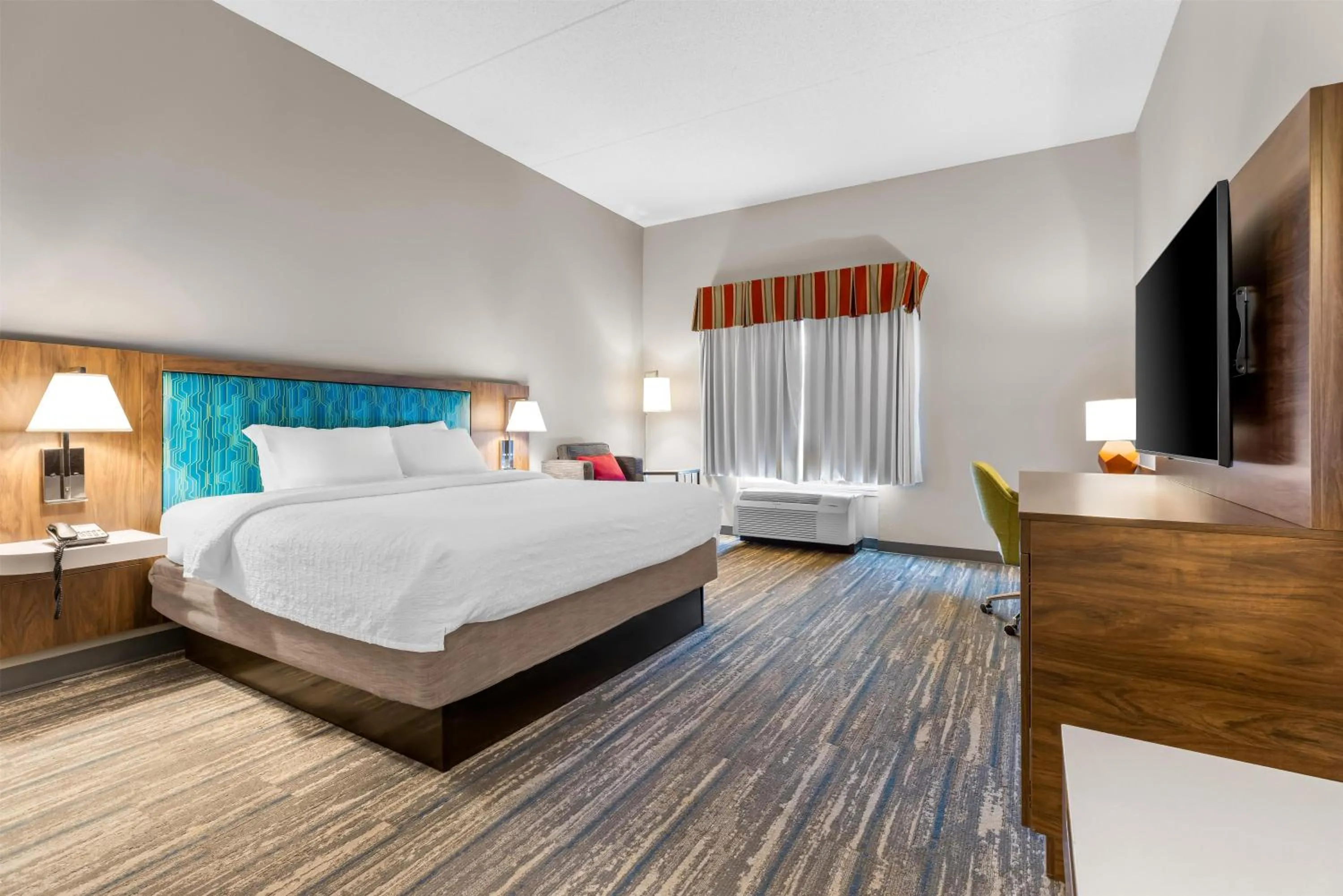 Bed in Hampton Inn Guntersville