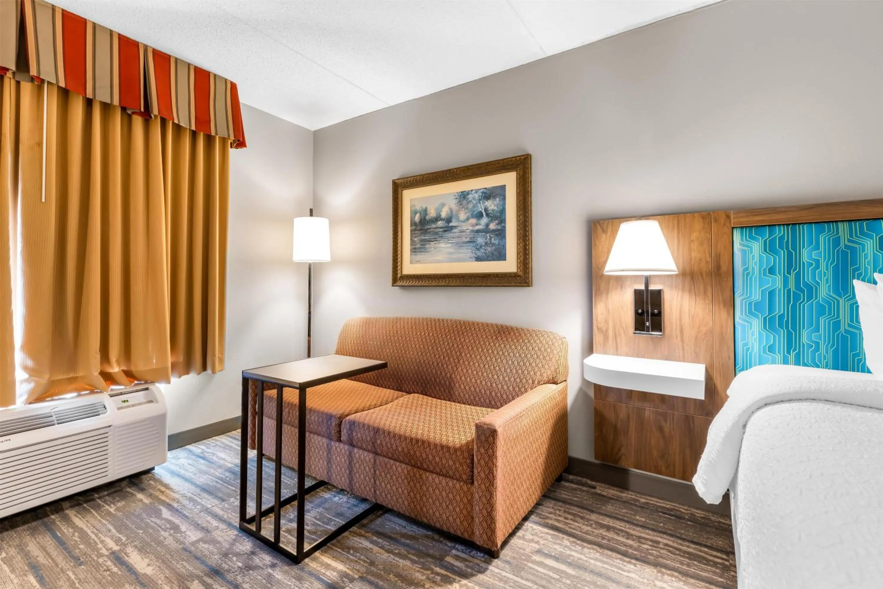 Bed in Hampton Inn Guntersville