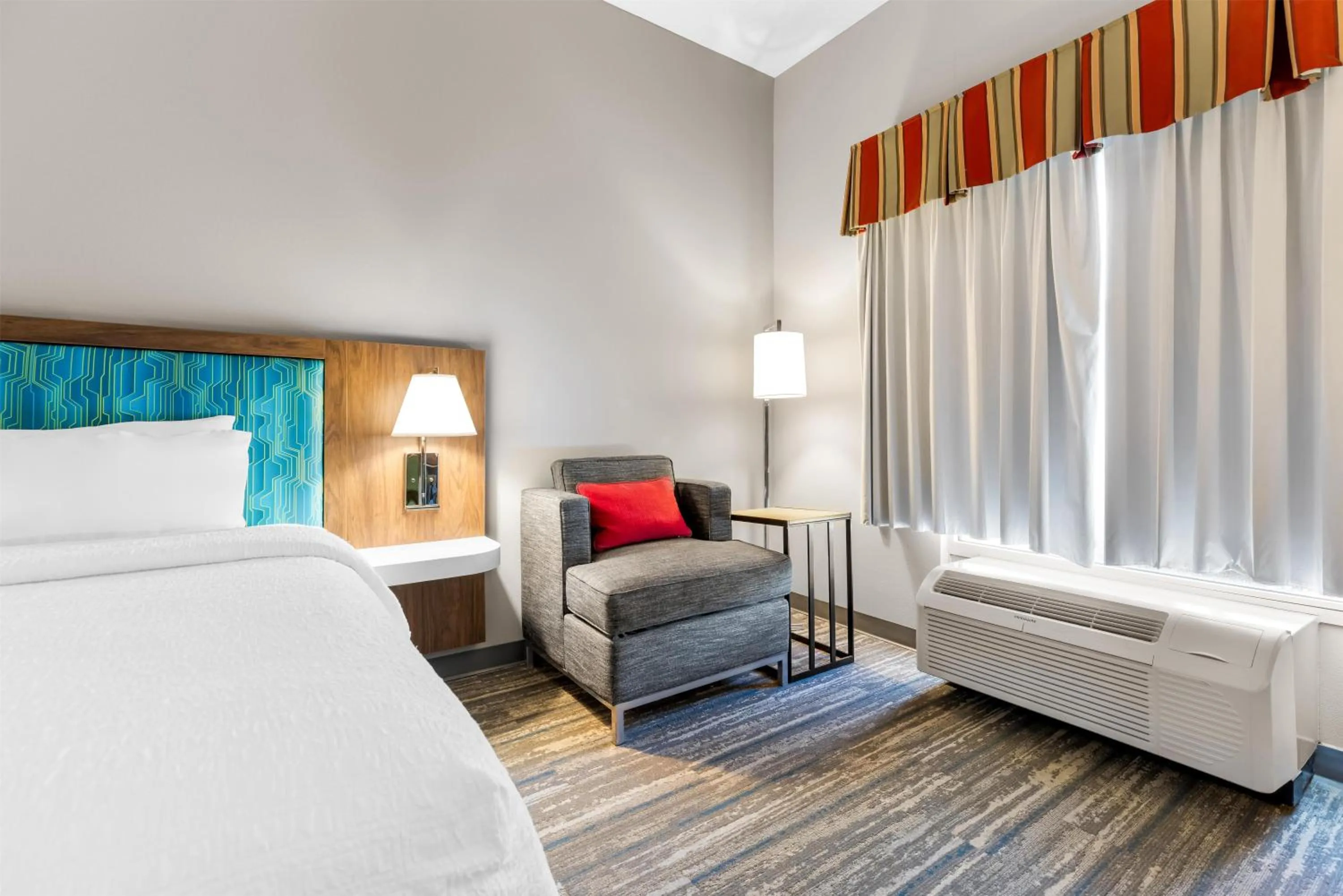 Bed in Hampton Inn Guntersville