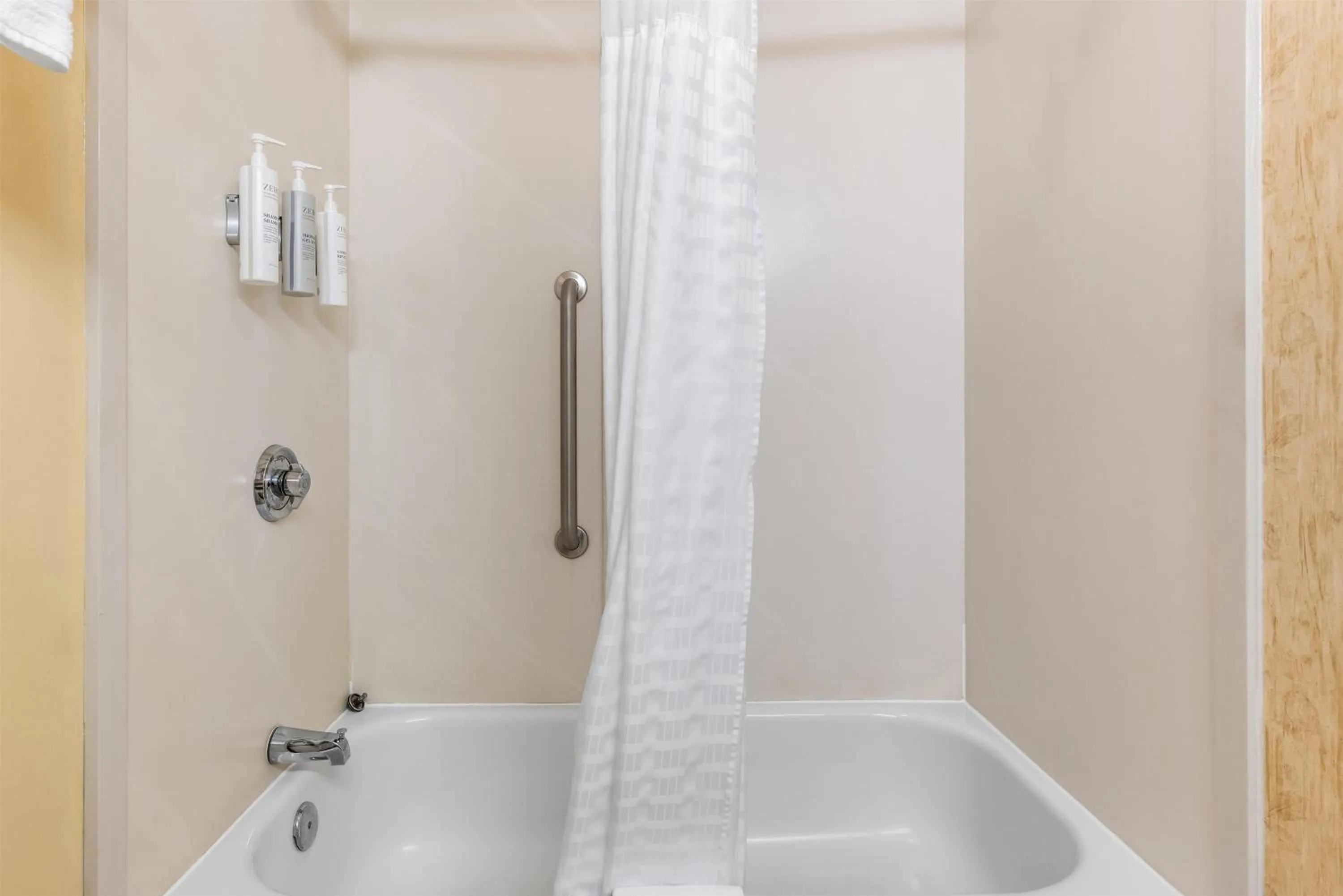 Bathroom in Hampton Inn Guntersville