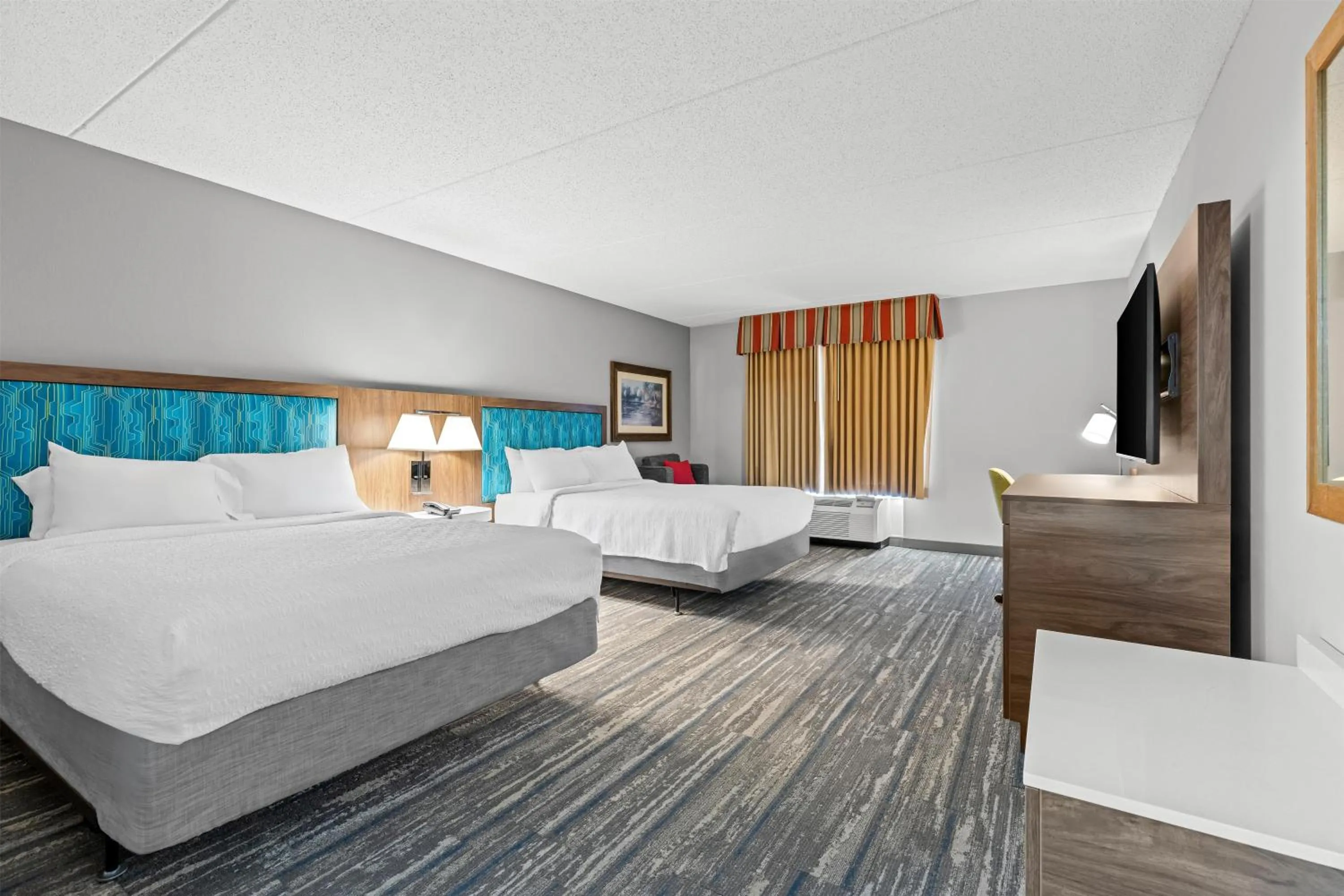 Bed in Hampton Inn Guntersville