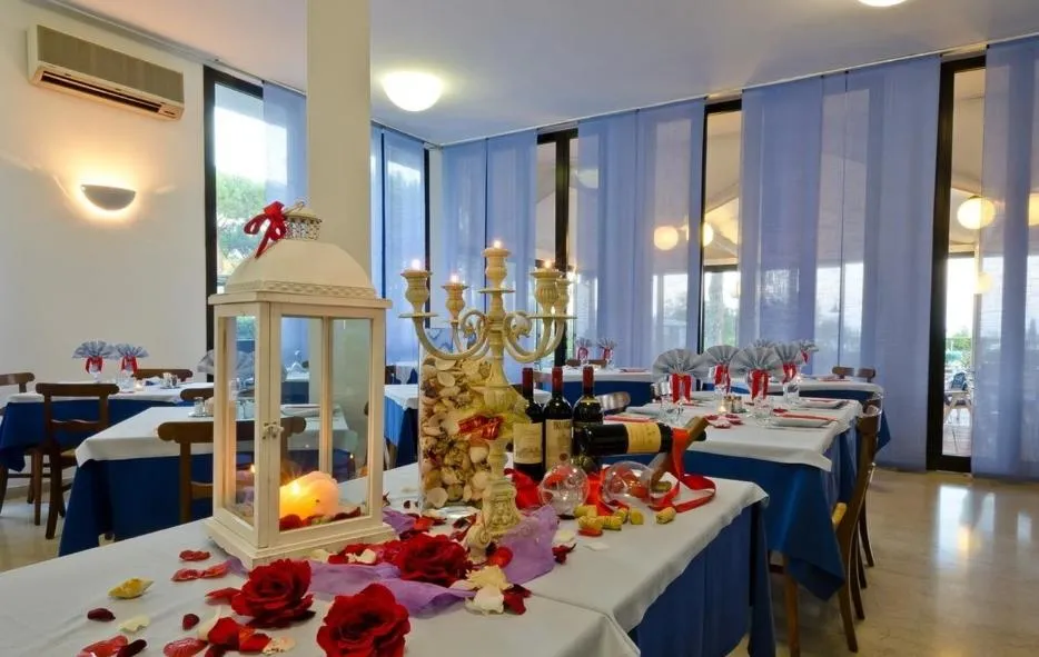 Restaurant/places to eat in Hotel King