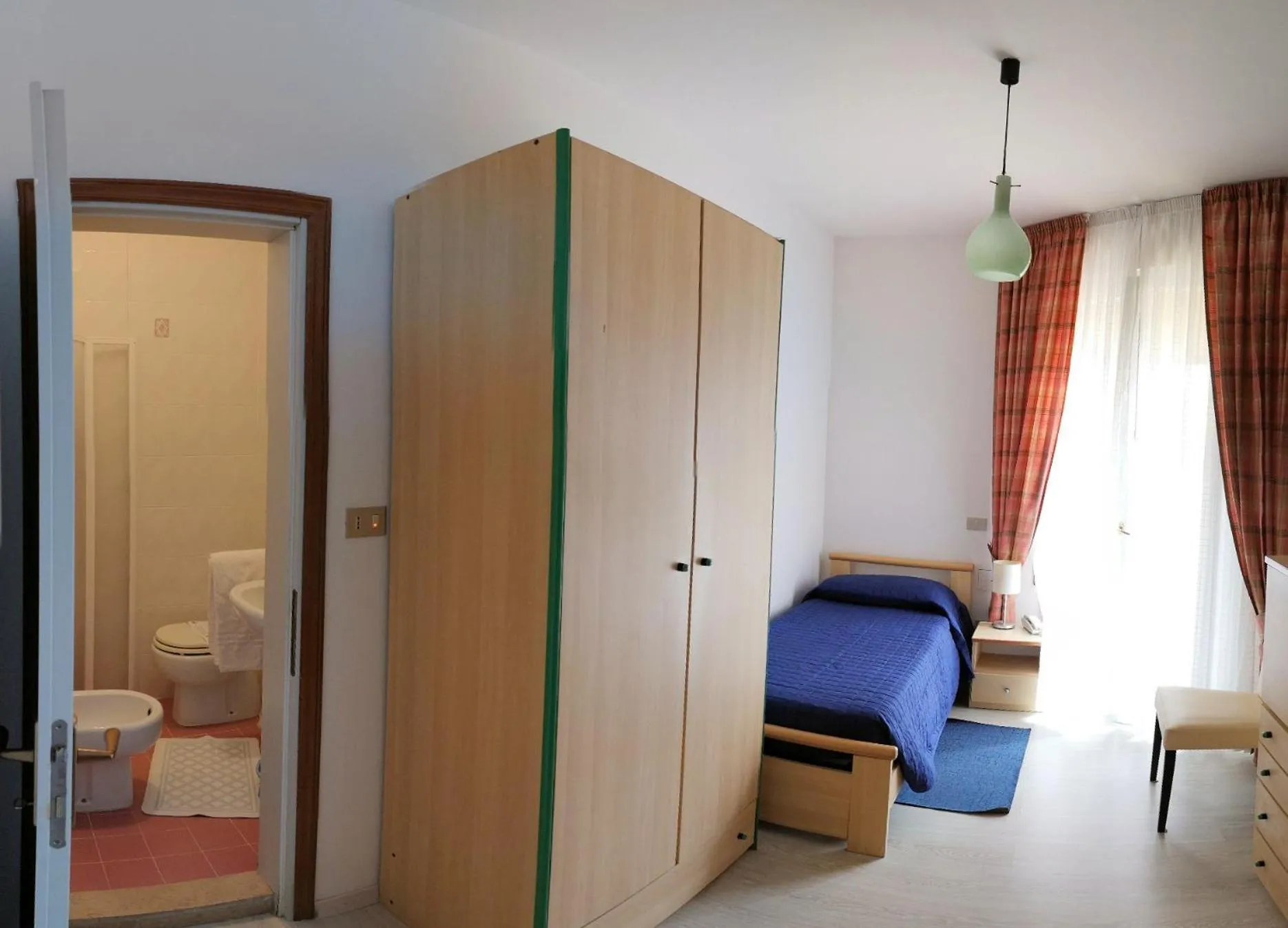 Photo of the whole room in Hotel King