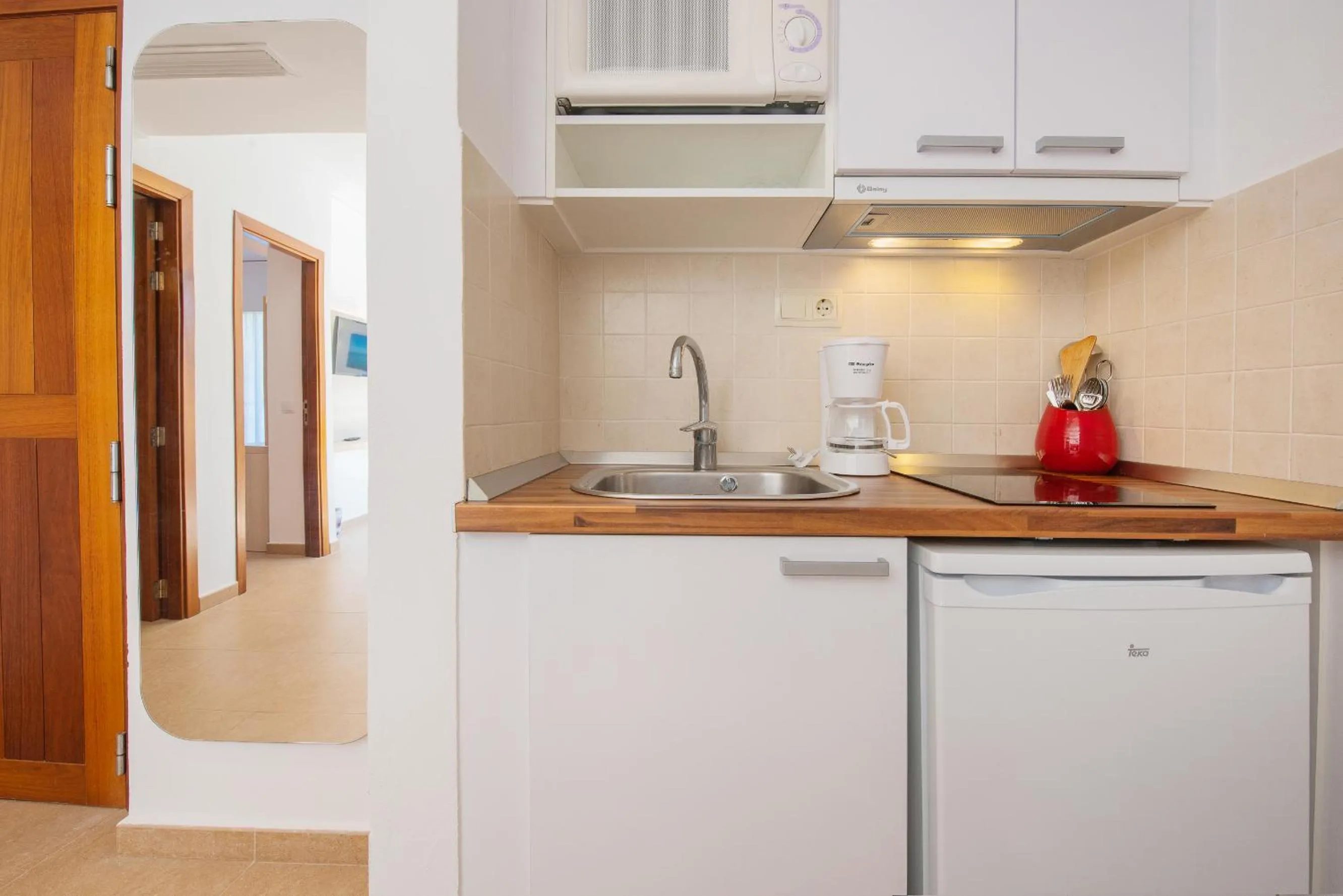Kitchen or kitchenette in Hotel Playa Mondrago