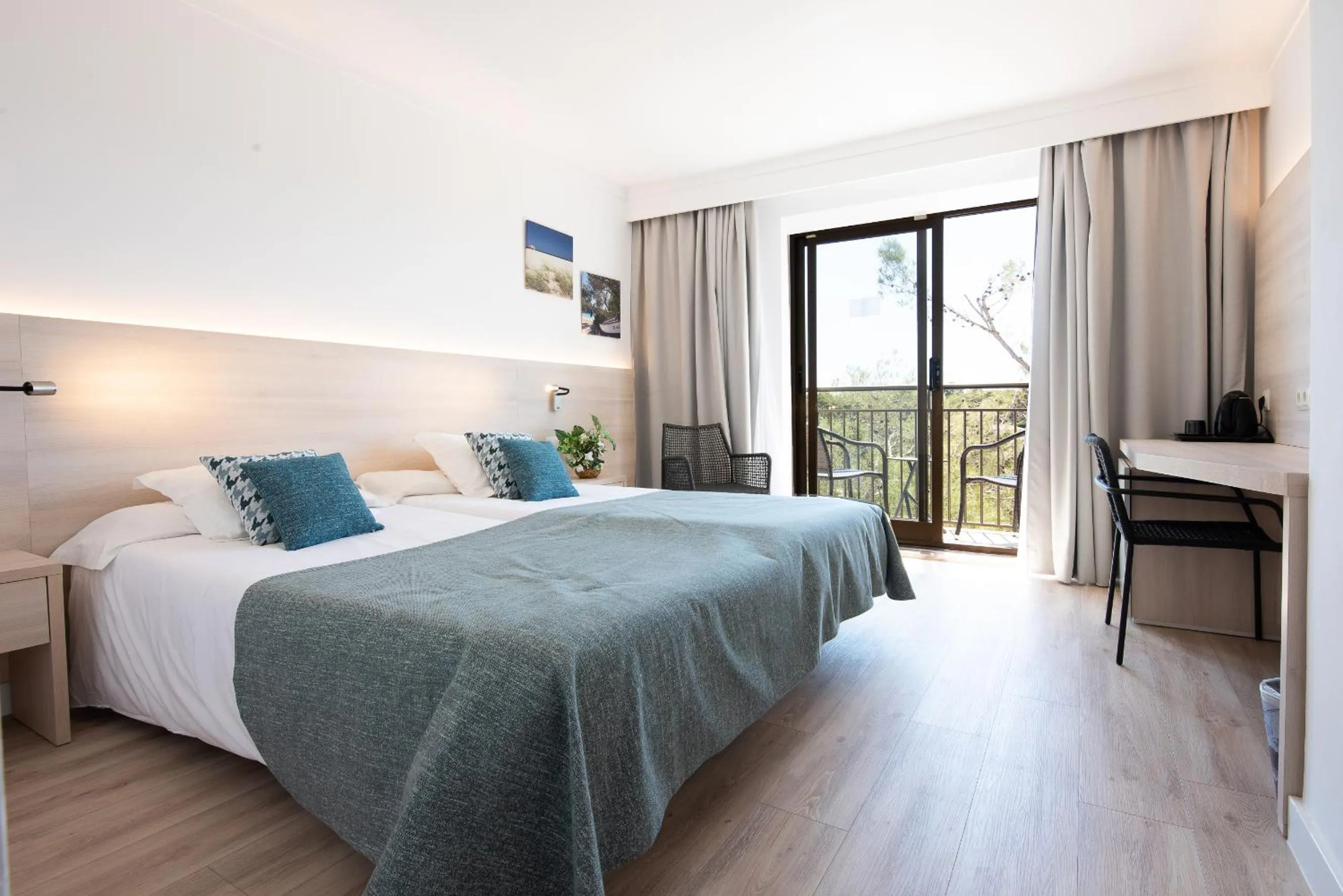 Bedroom, Bed in Hotel Playa Mondrago