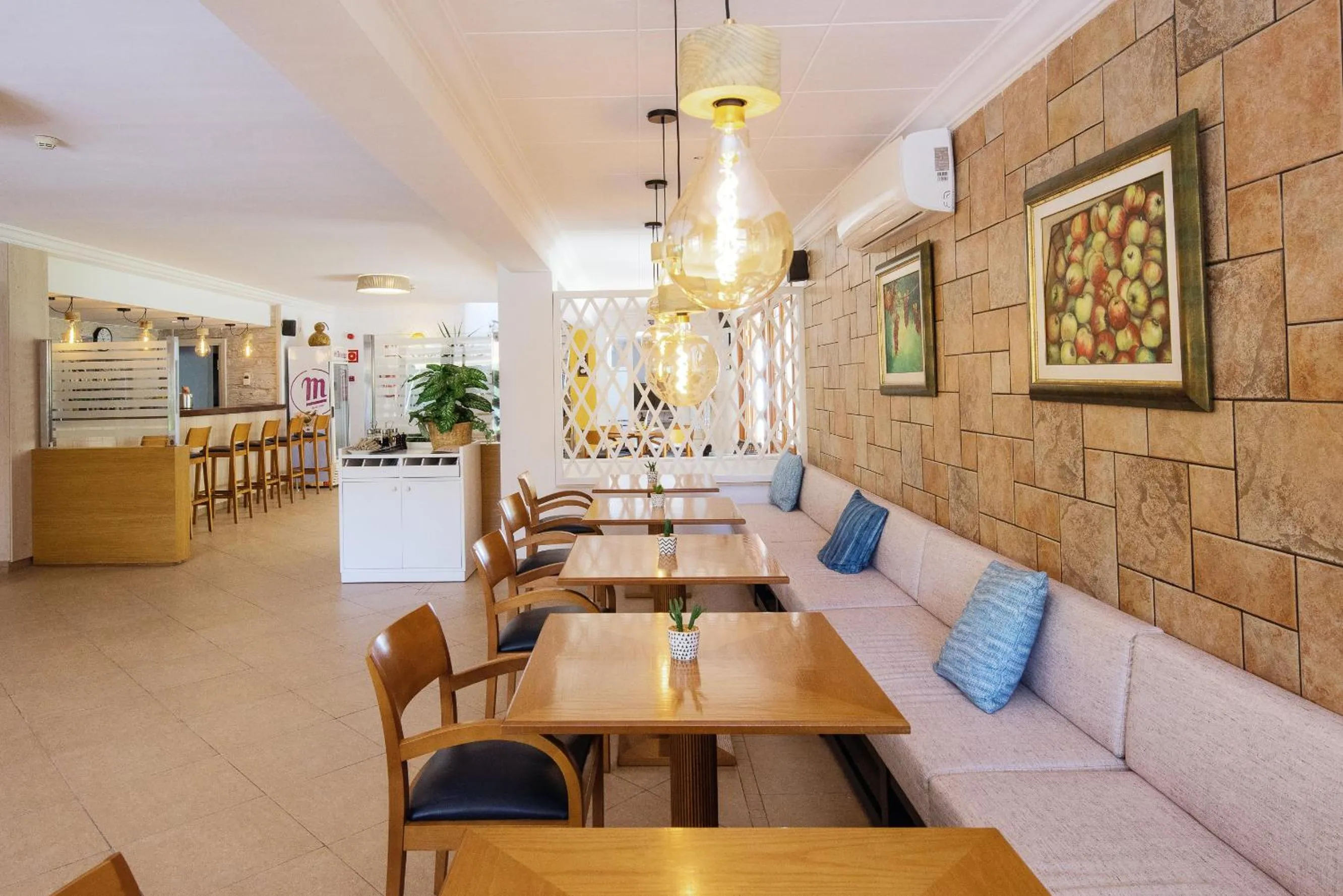 Lounge or bar in Hotel Playa Mondrago