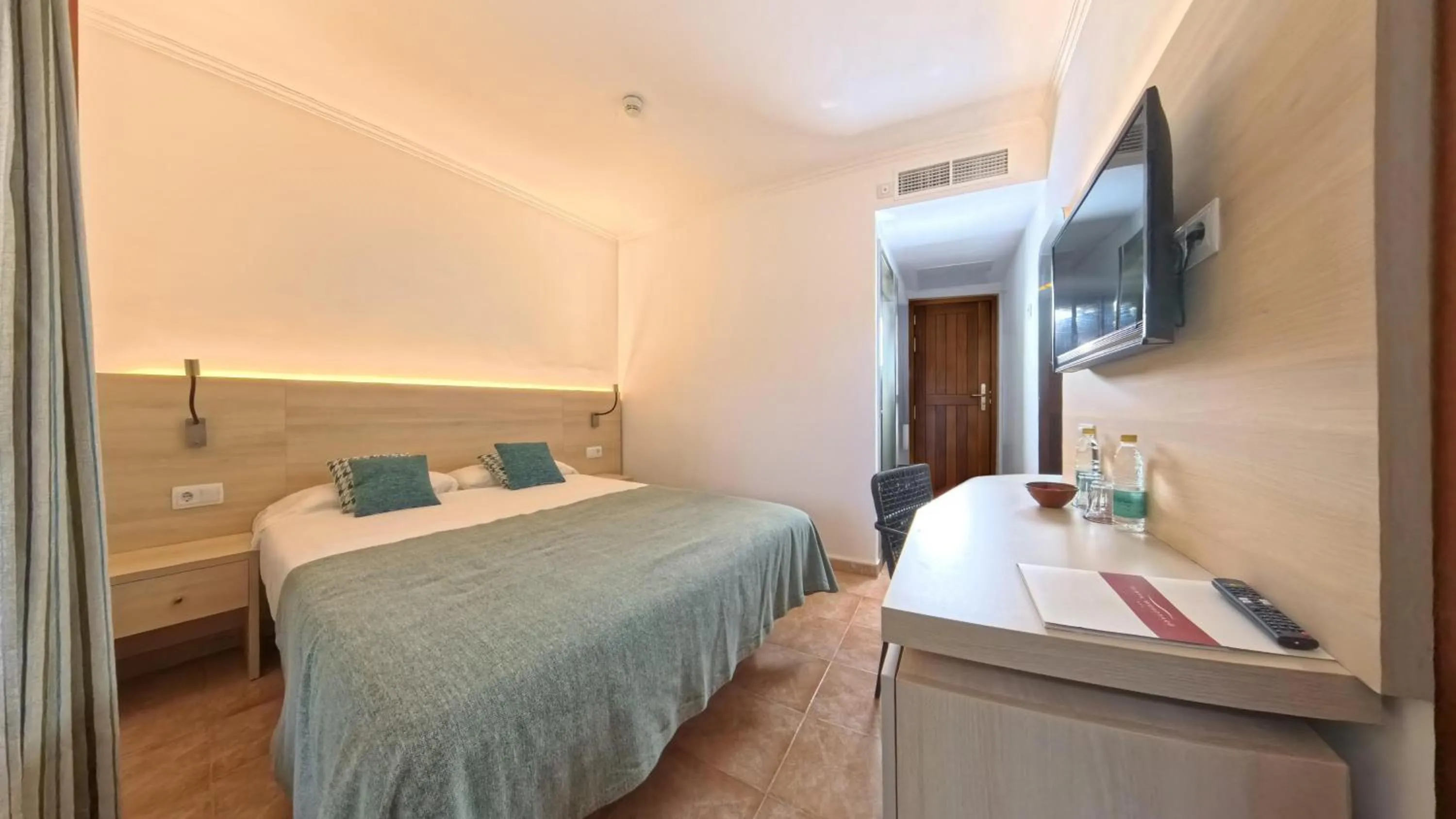 Bed in Hotel Playa Mondrago