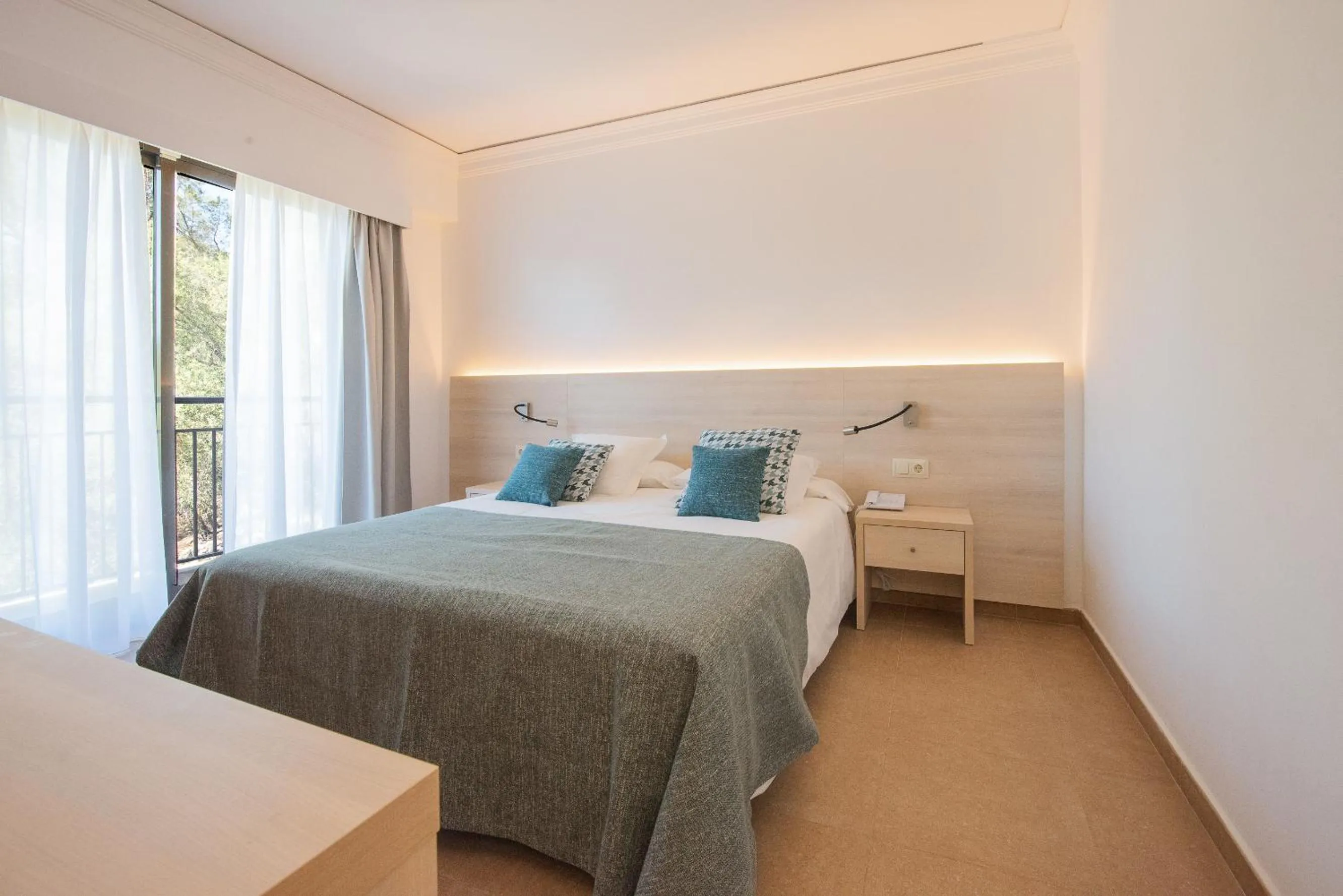 Bedroom, Bed in Hotel Playa Mondrago