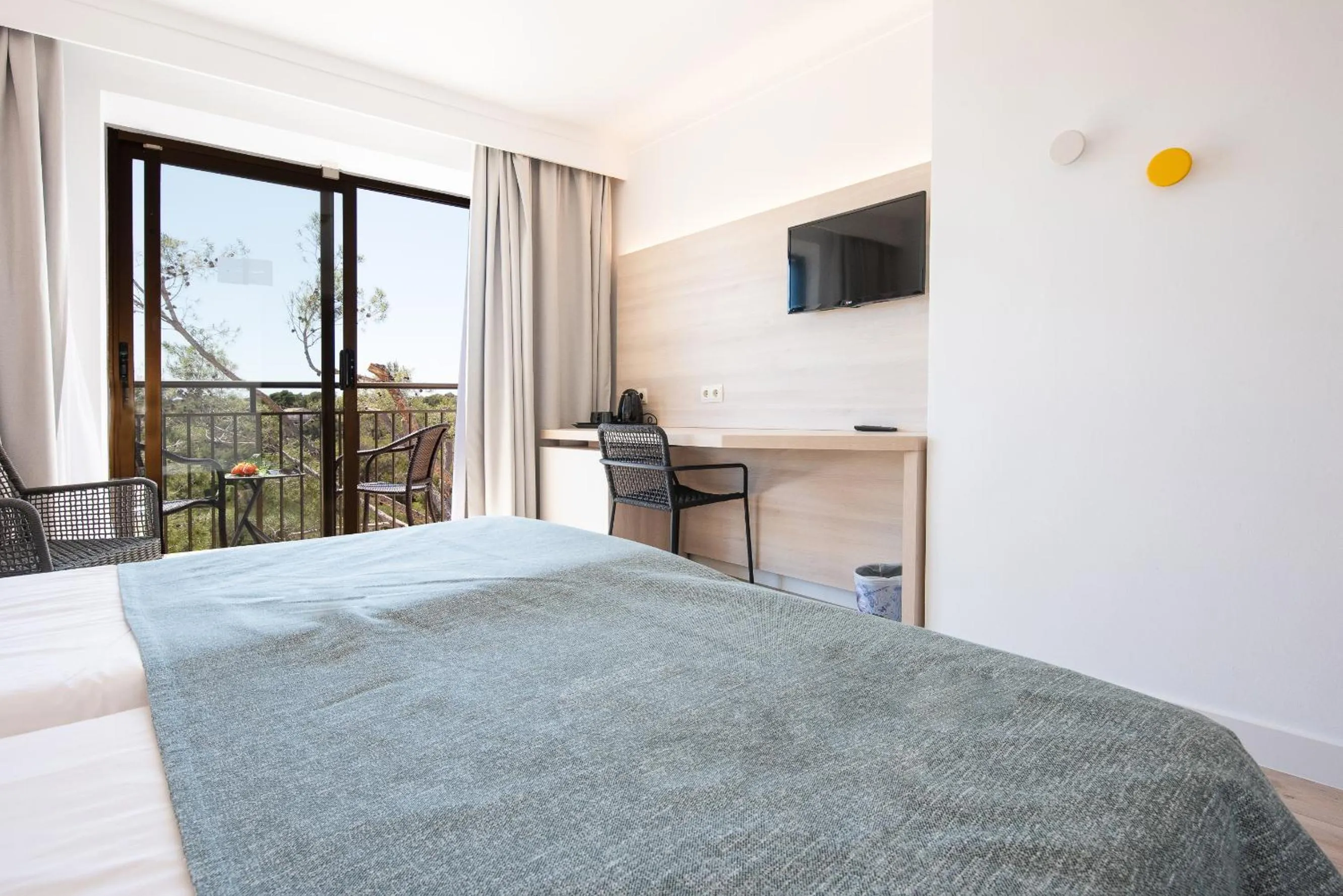 Bedroom, Bed in Hotel Playa Mondrago