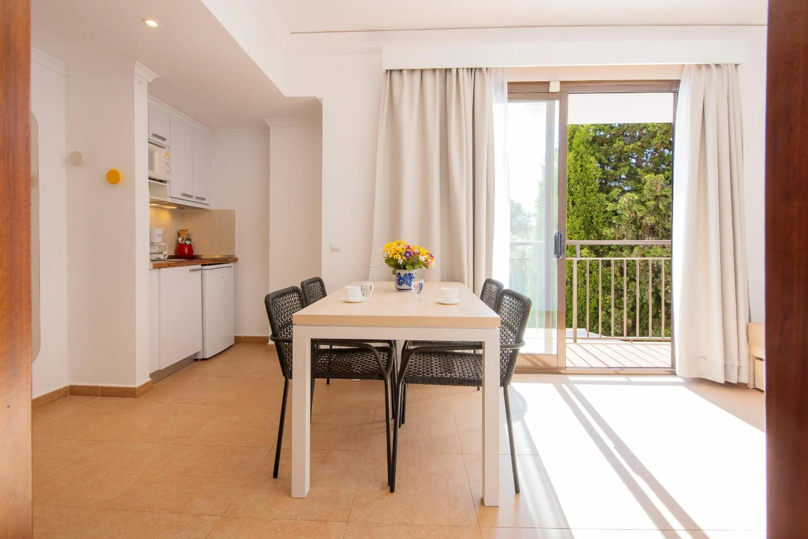 Kitchen or kitchenette in Hotel Playa Mondrago