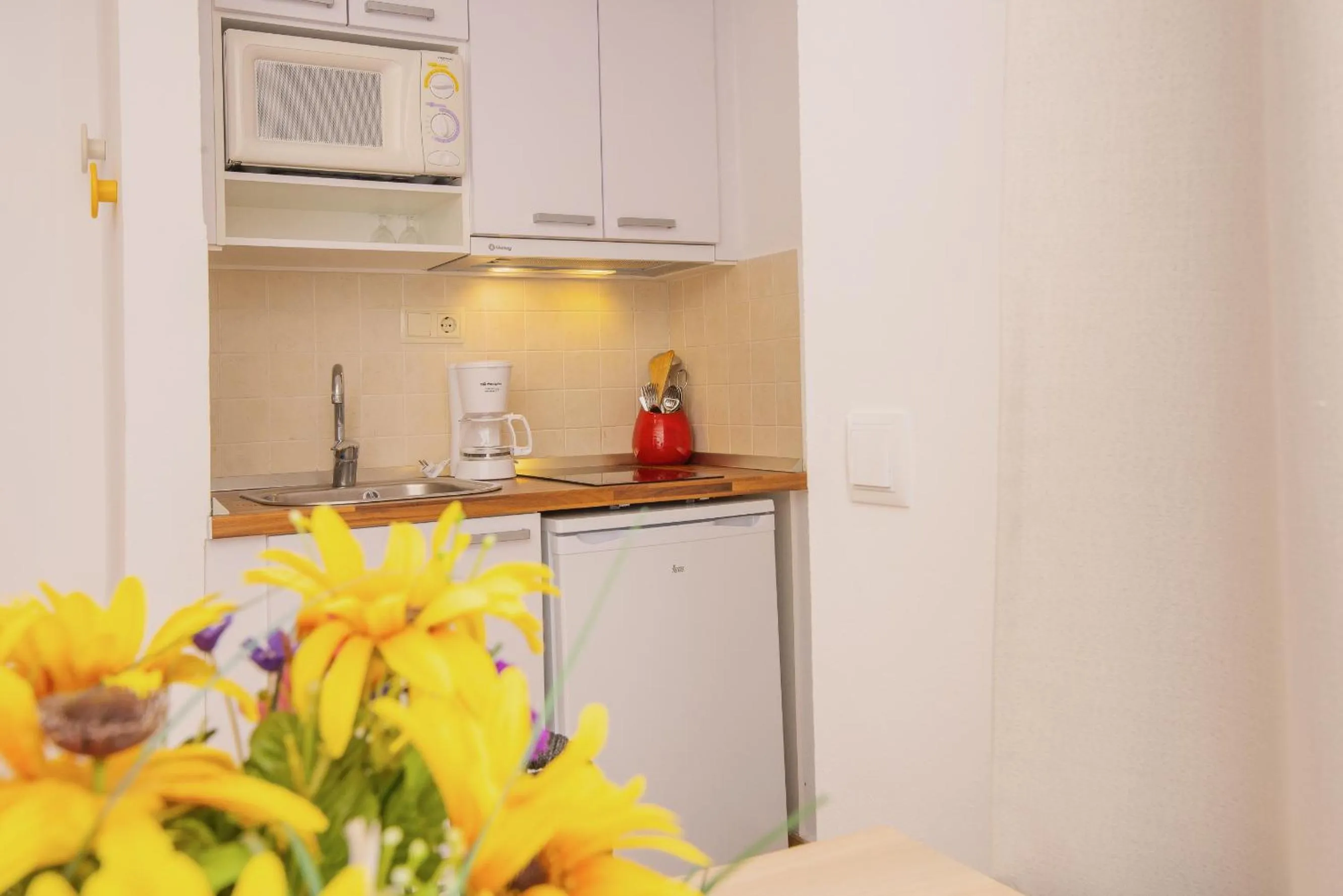 Kitchen or kitchenette in Hotel Playa Mondrago