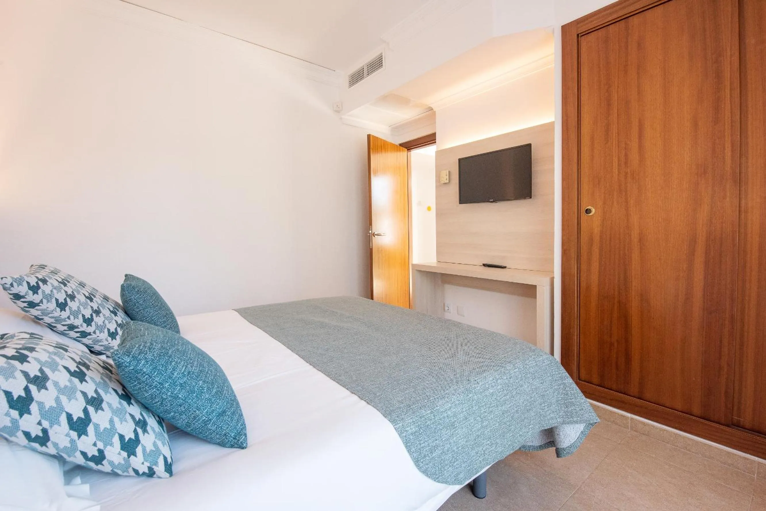 Bedroom, Bed in Hotel Playa Mondrago