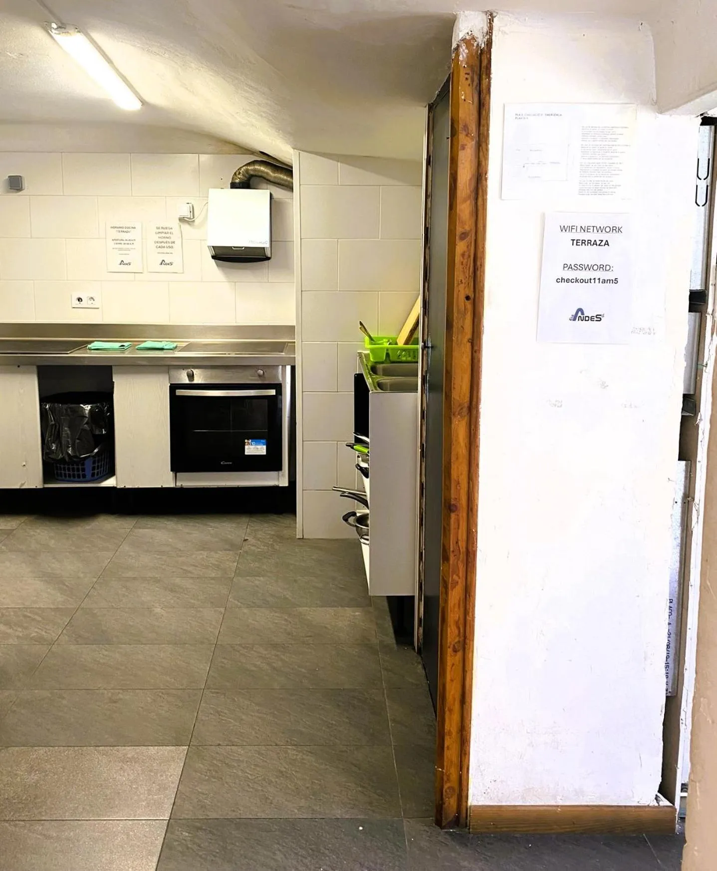 Communal kitchen in Alberg Els Andes