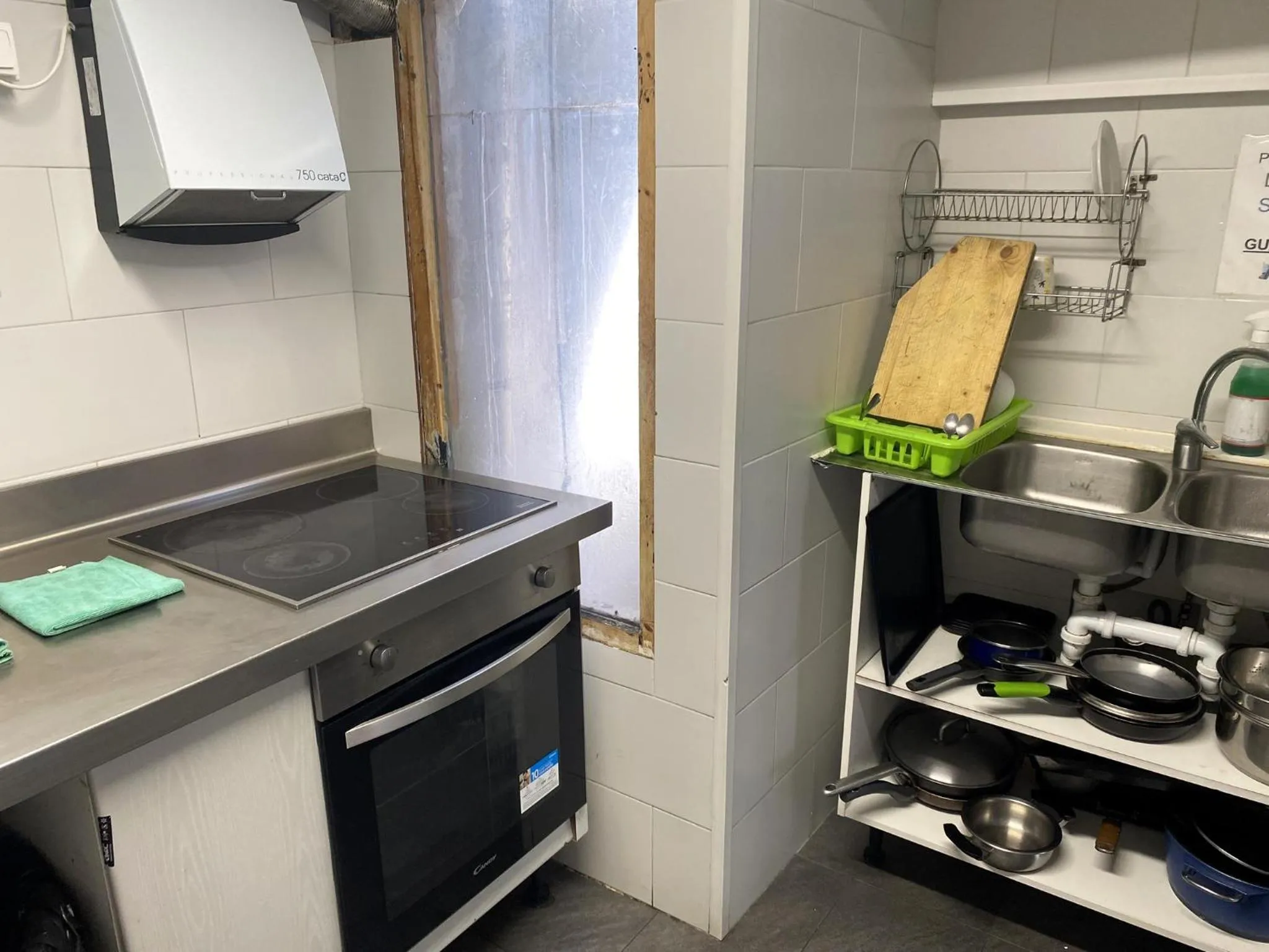 Communal kitchen in Alberg Els Andes