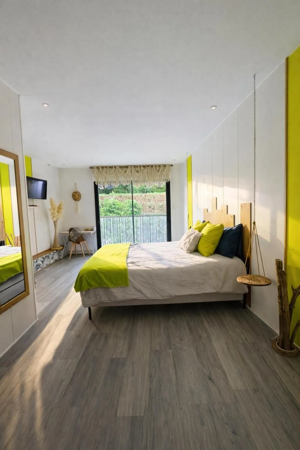 Bedroom, Bed in Villa le dauphin Meschers 4 étoiles vu Mer