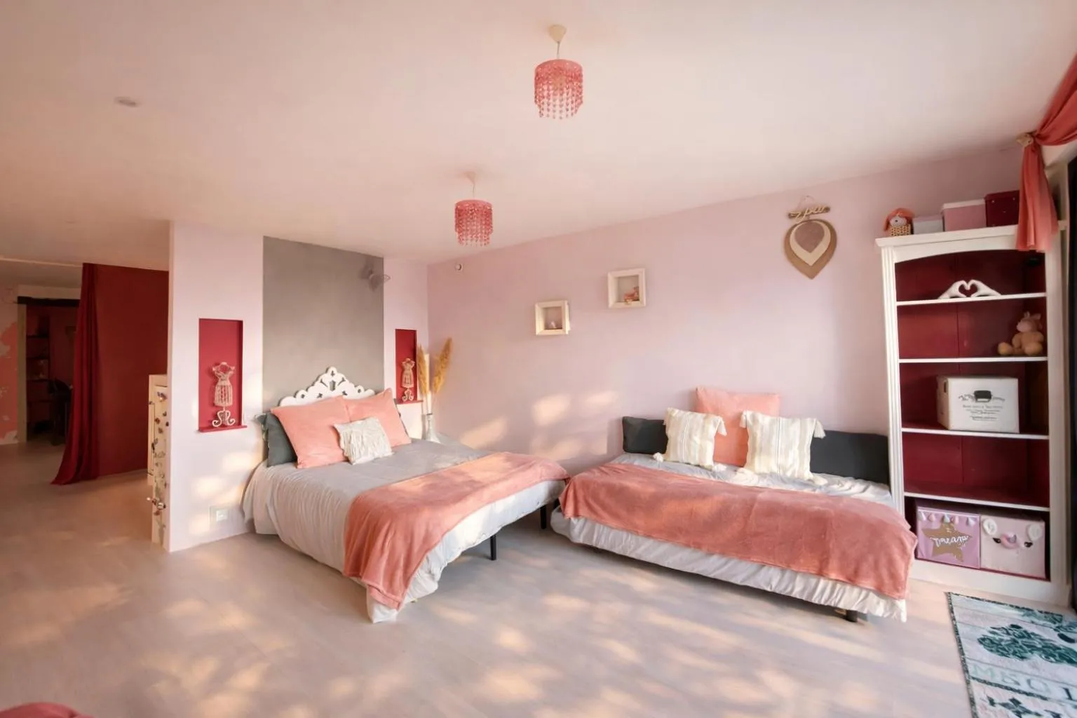 Bedroom, Bed in Villa le dauphin Meschers 4 étoiles vu Mer