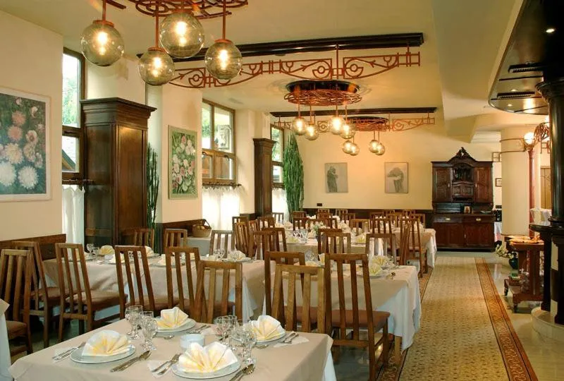 Restaurant/places to eat in Hotel Irisa