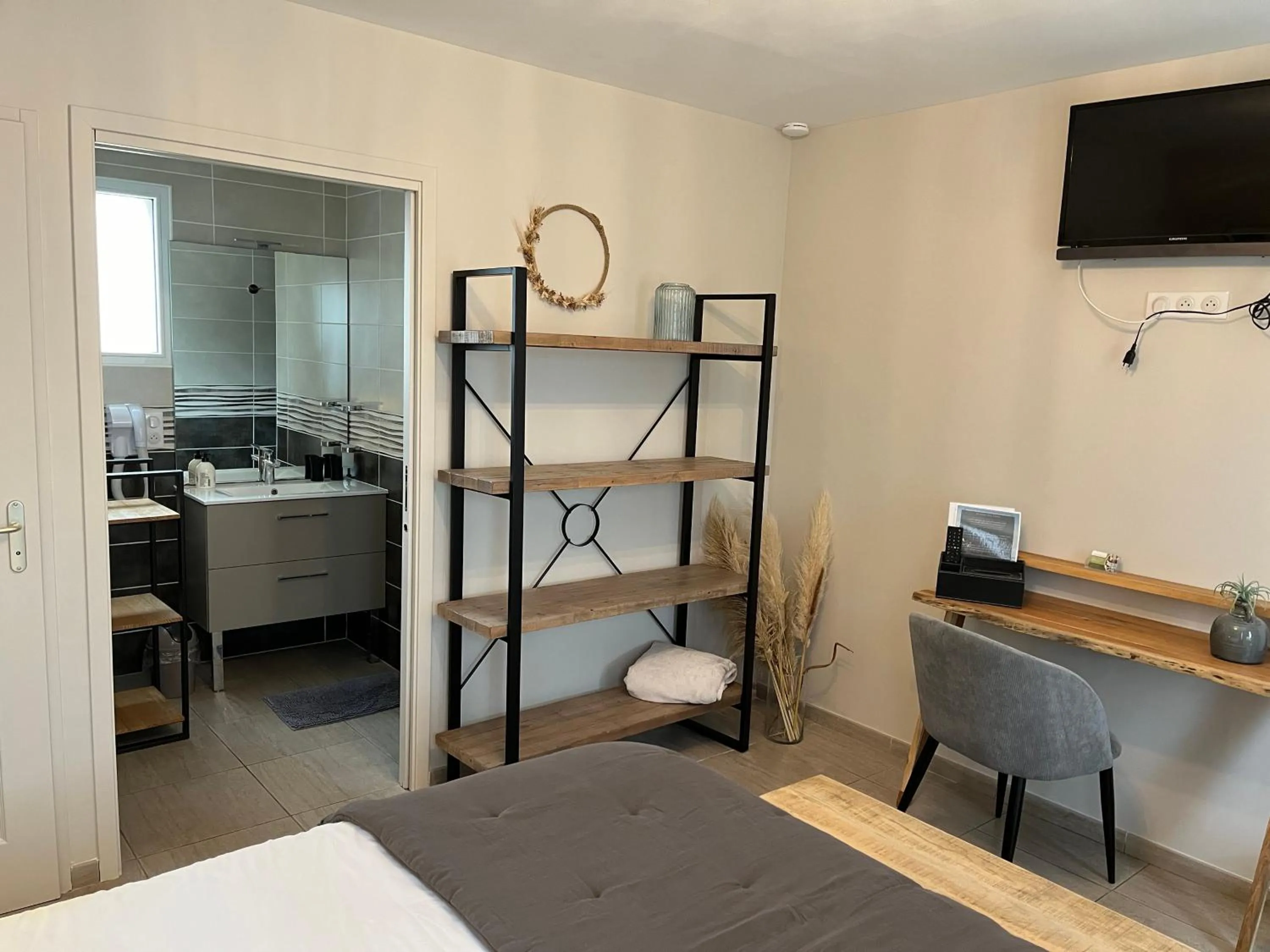 Photo of the whole room, Bed in La Rose des Vents