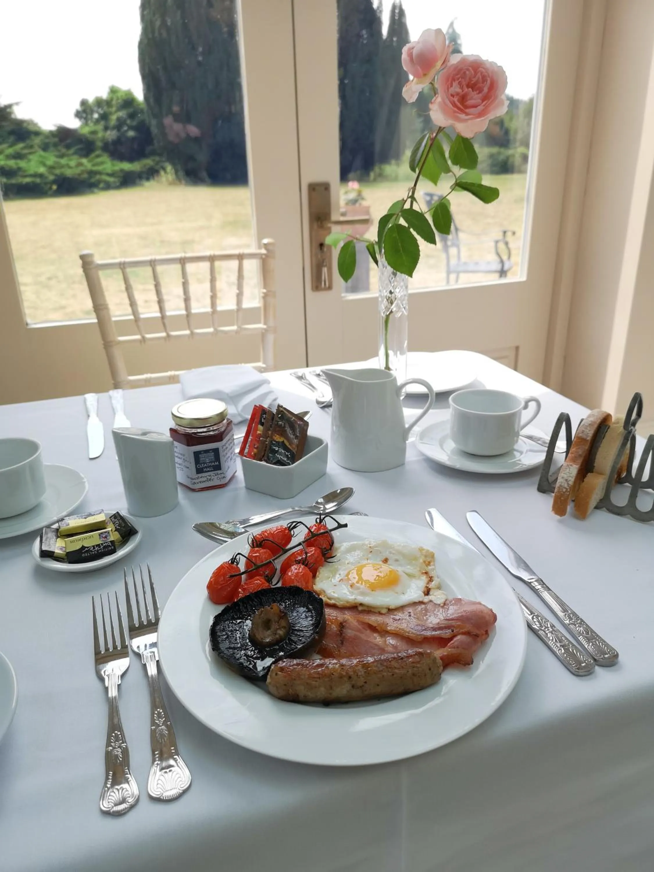 Breakfast in Cleatham Hall