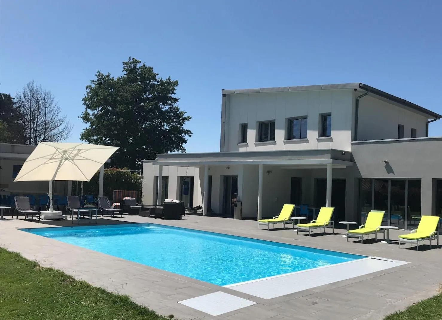 Property building in Domaine Georges V