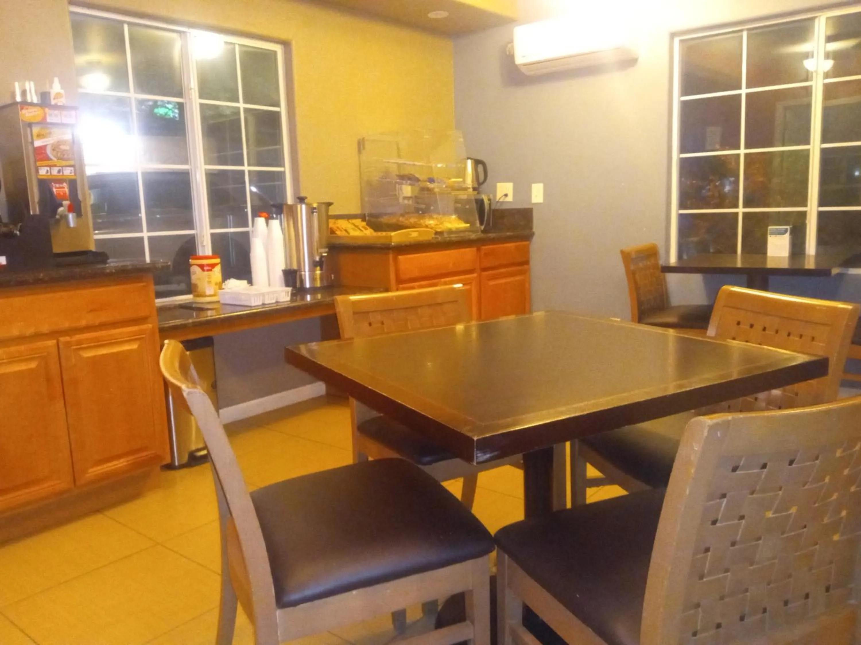 Dining area in Rodeway Inn near Coachella