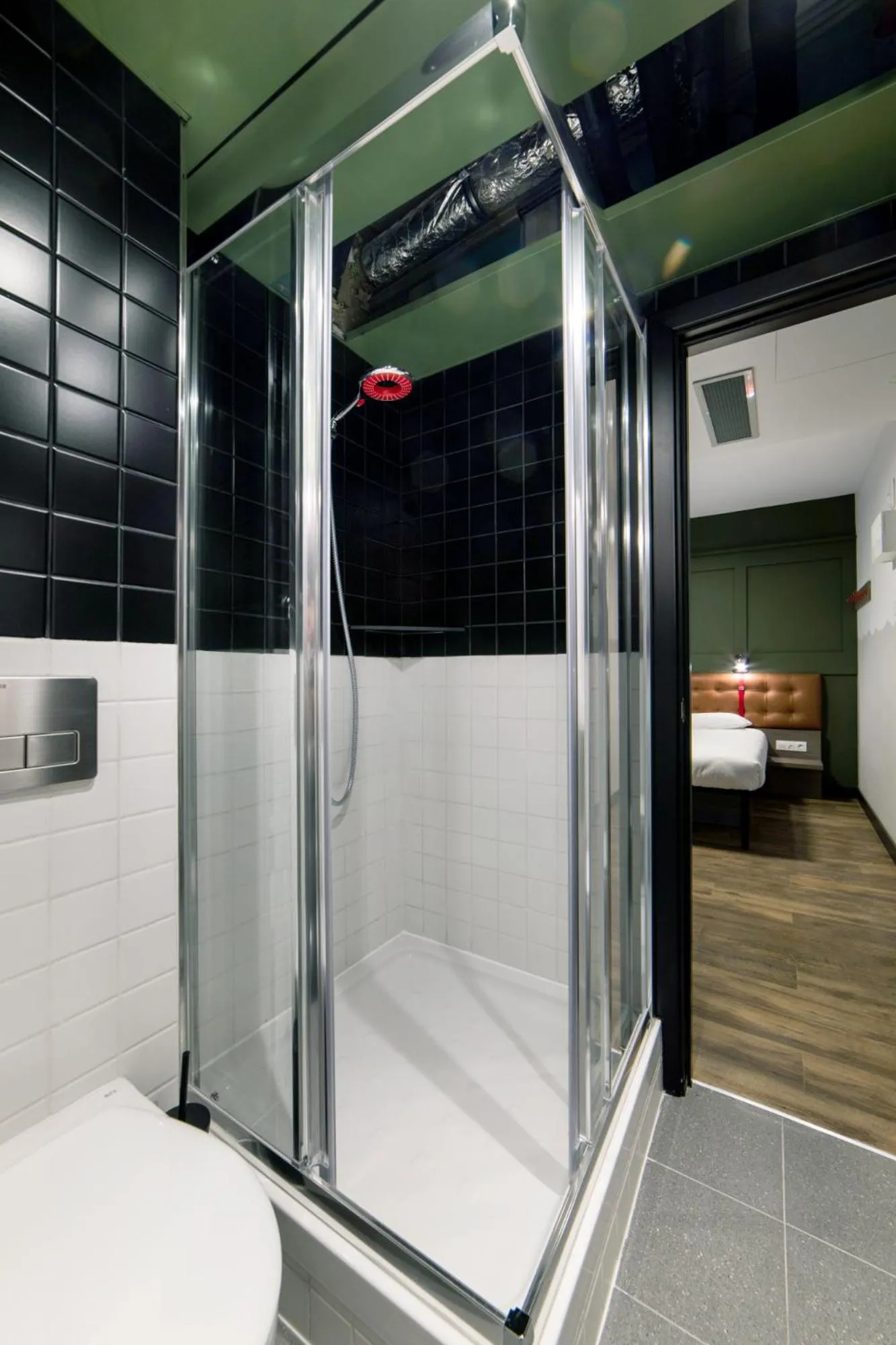 Shower, Bed in Generator Madrid