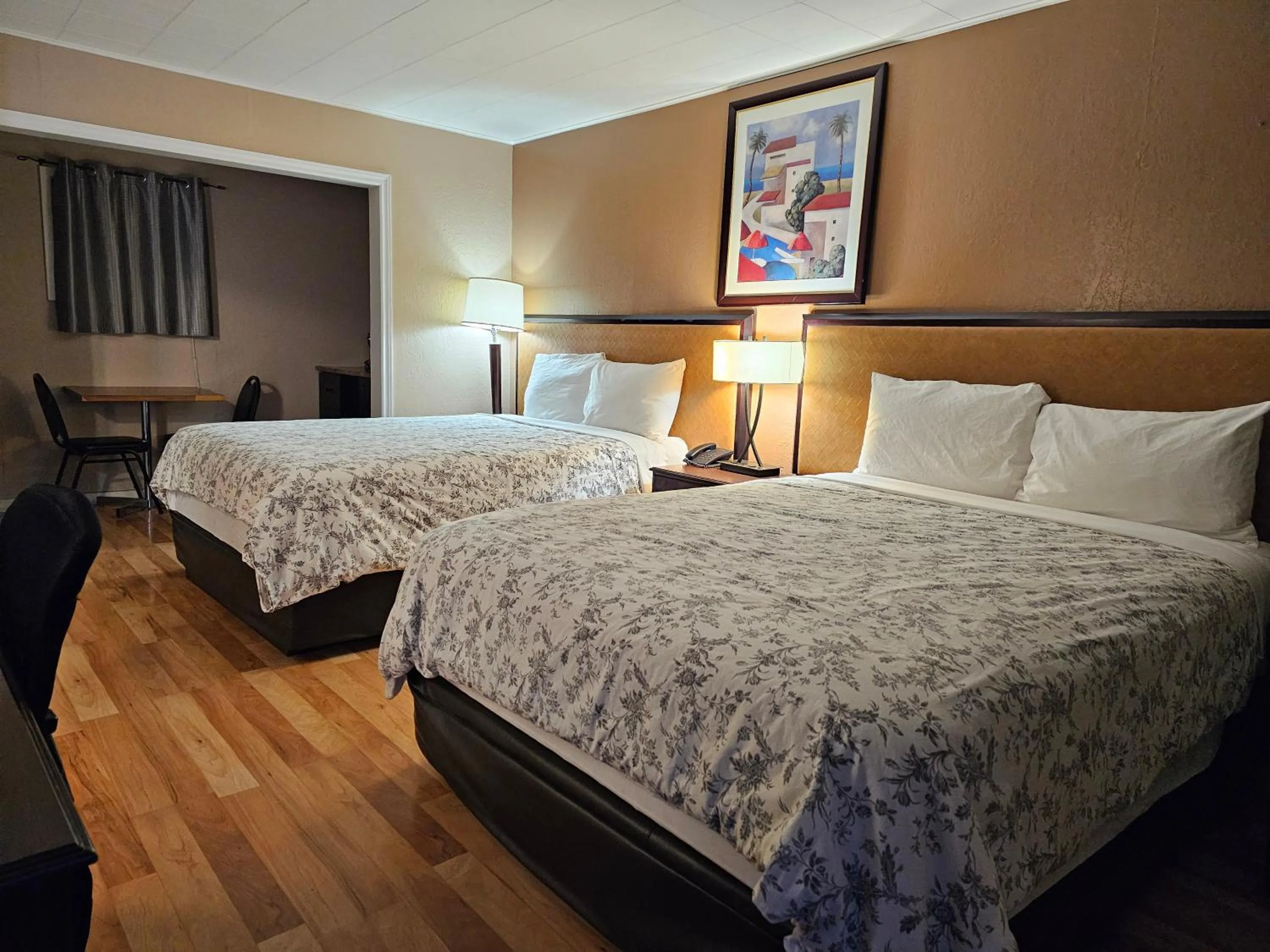 Bed in Parkway Motel & European Lodges