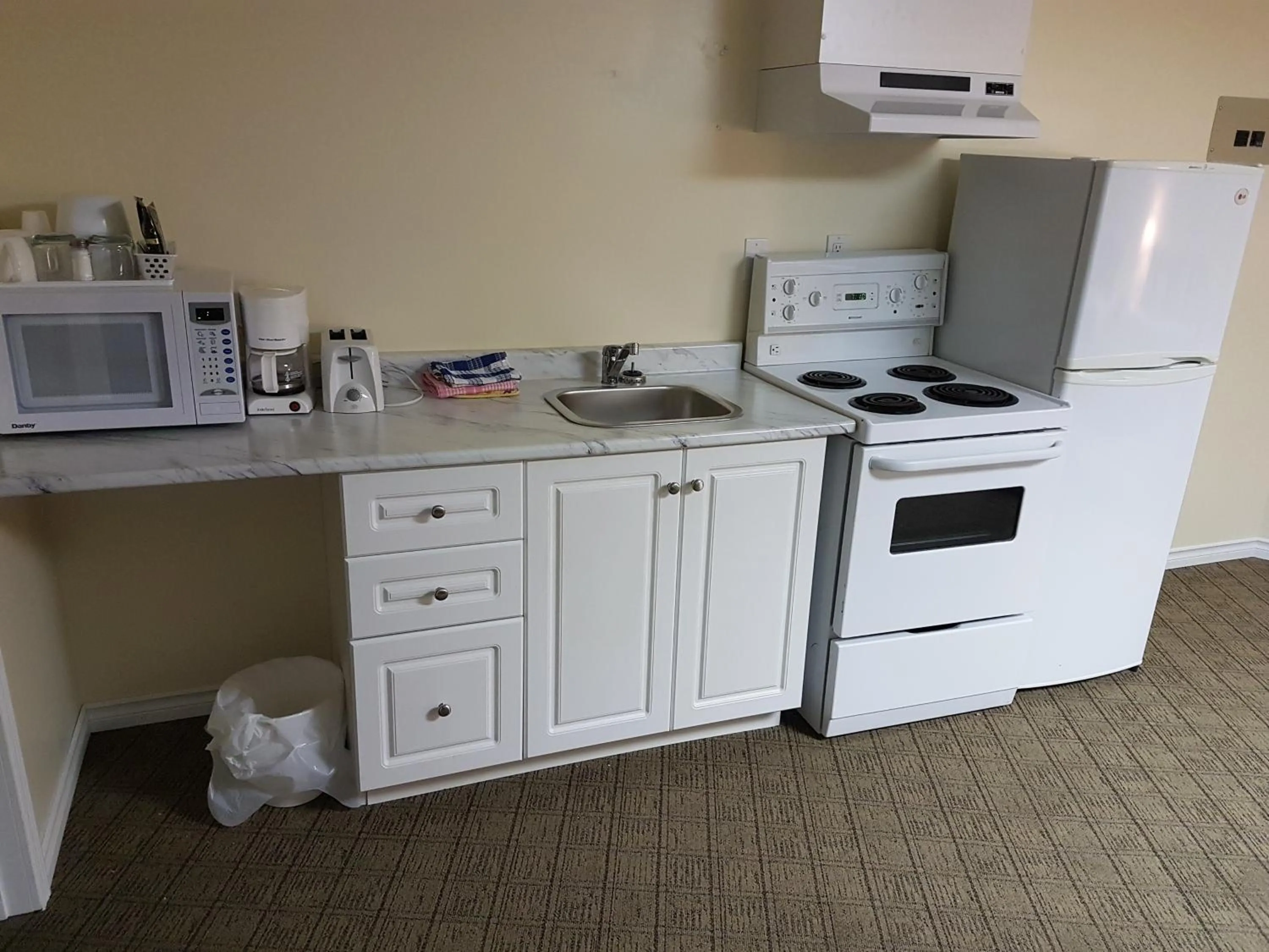 Bathroom in Parkway Motel & European Lodges