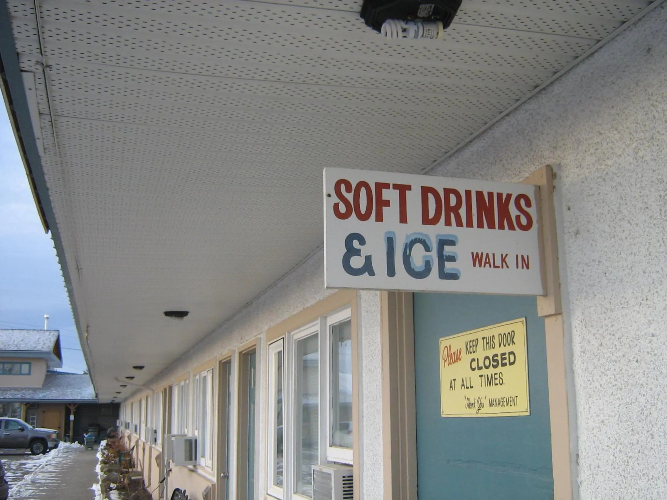 Facade/entrance in Parkway Motel & European Lodges