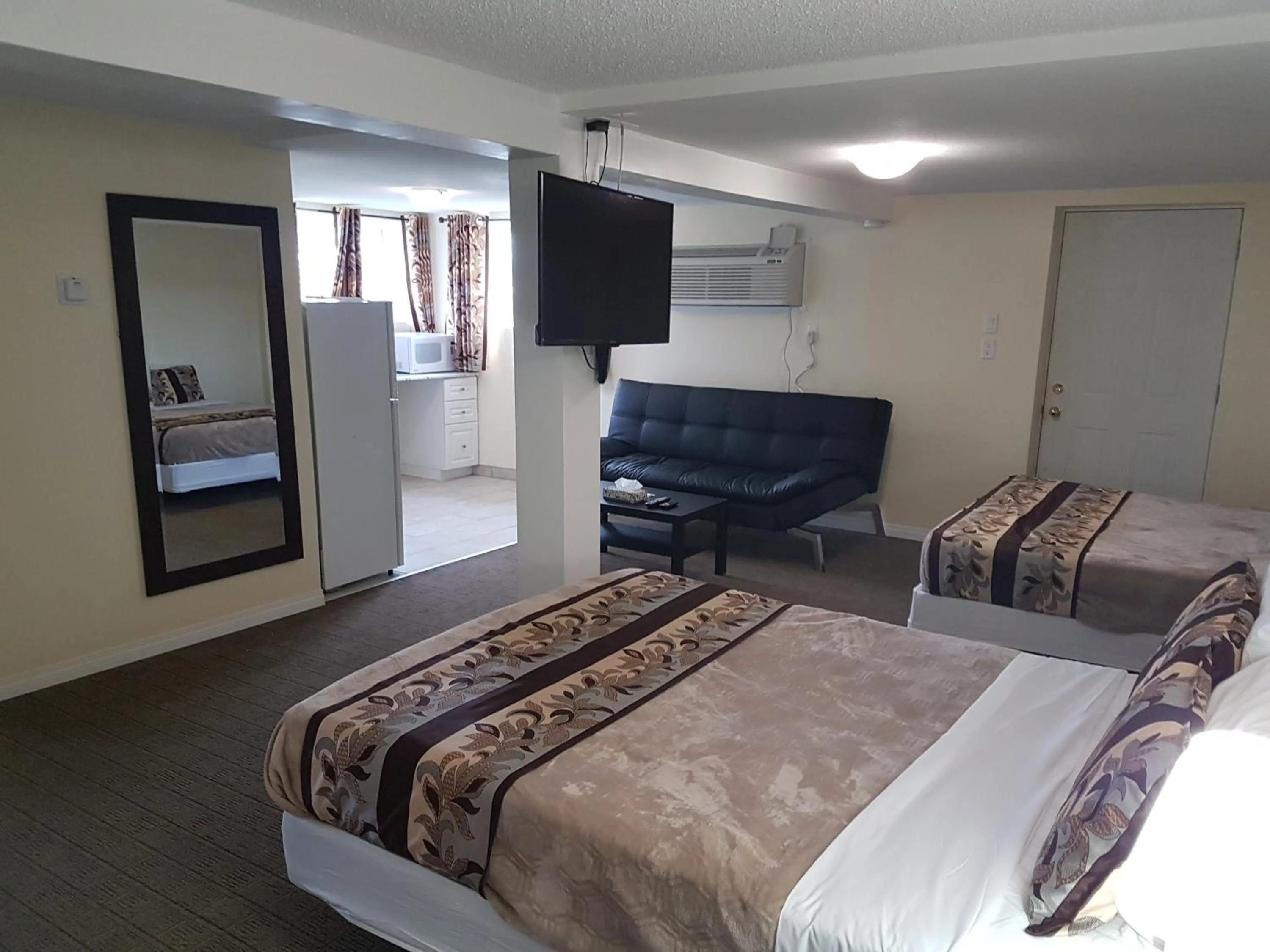 Photo of the whole room, Bed in Parkway Motel & European Lodges