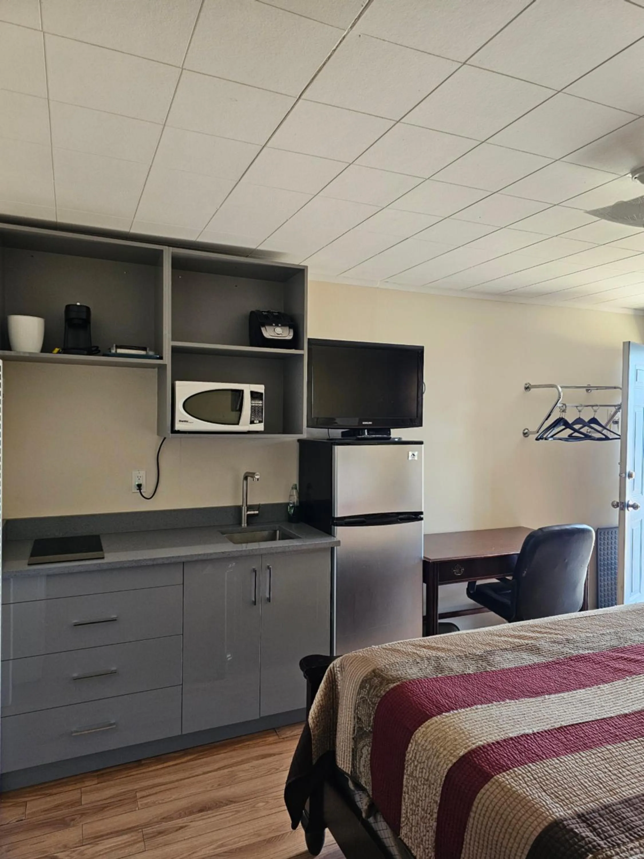 Kitchen or kitchenette in Parkway Motel & European Lodges
