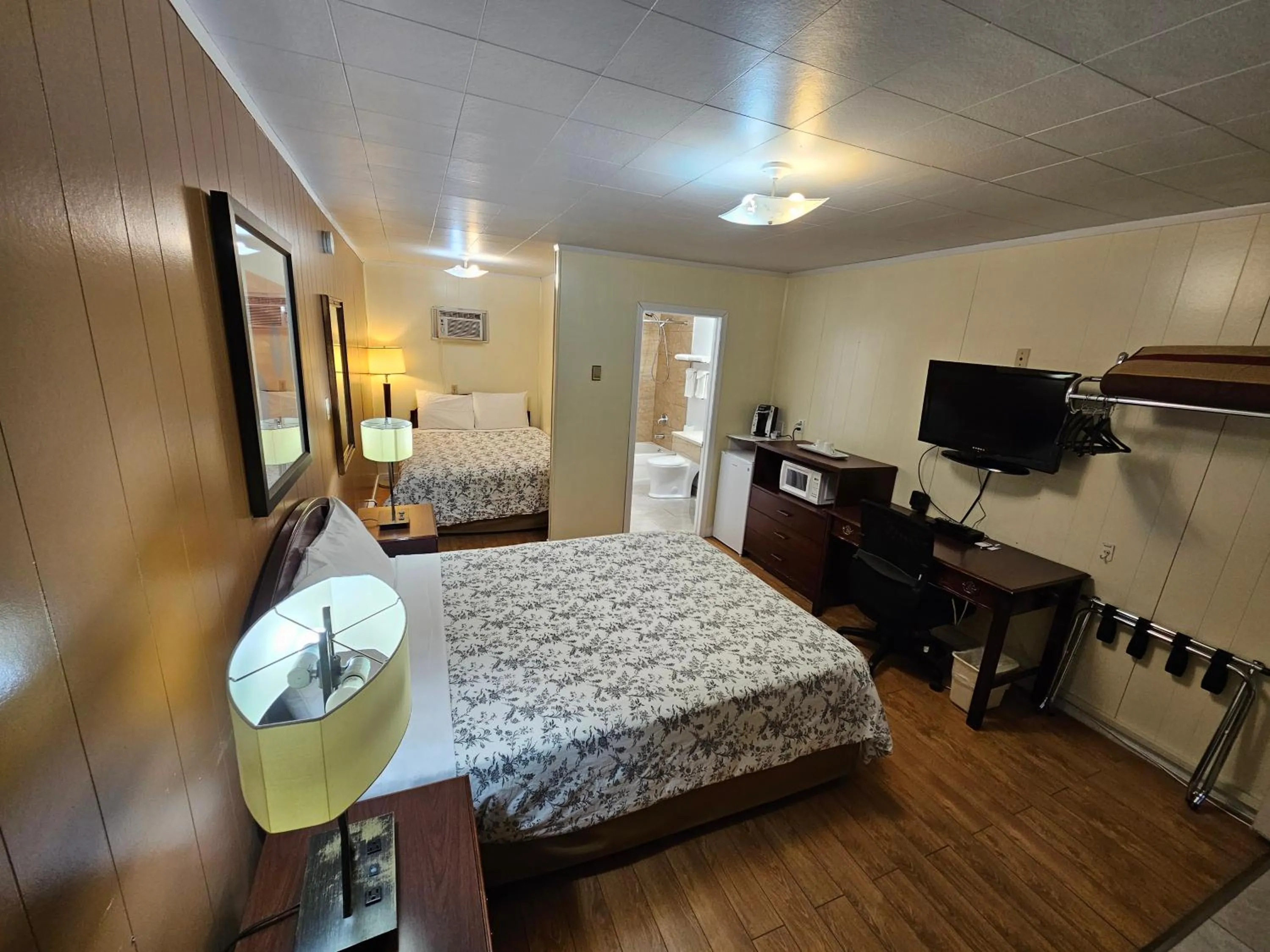 Bed in Parkway Motel & European Lodges