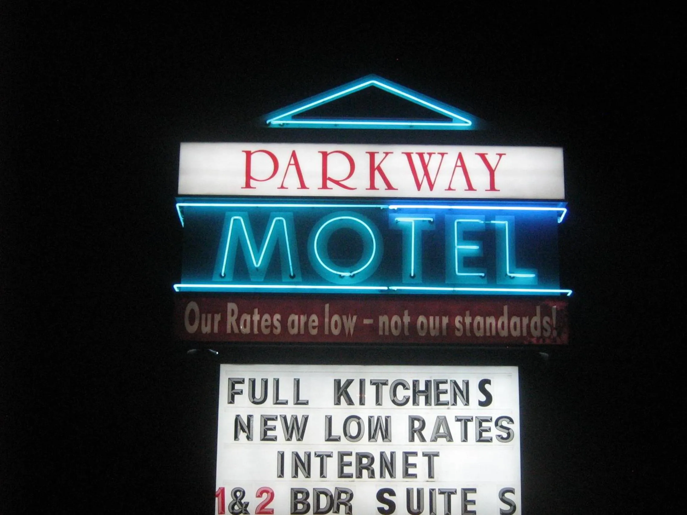 Logo/Certificate/Sign in Parkway Motel & European Lodges
