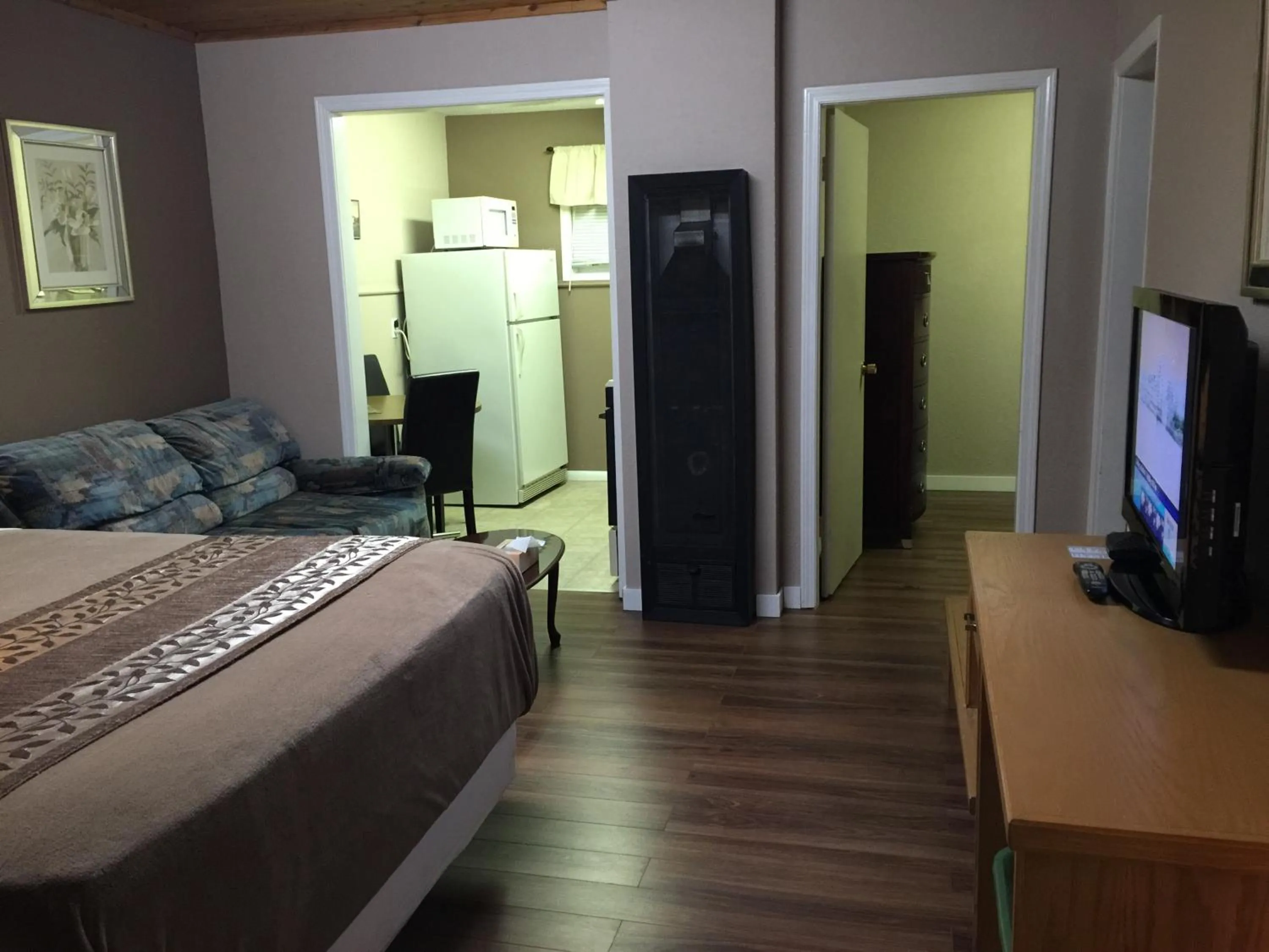 Seating area, Bed in Parkway Motel & European Lodges