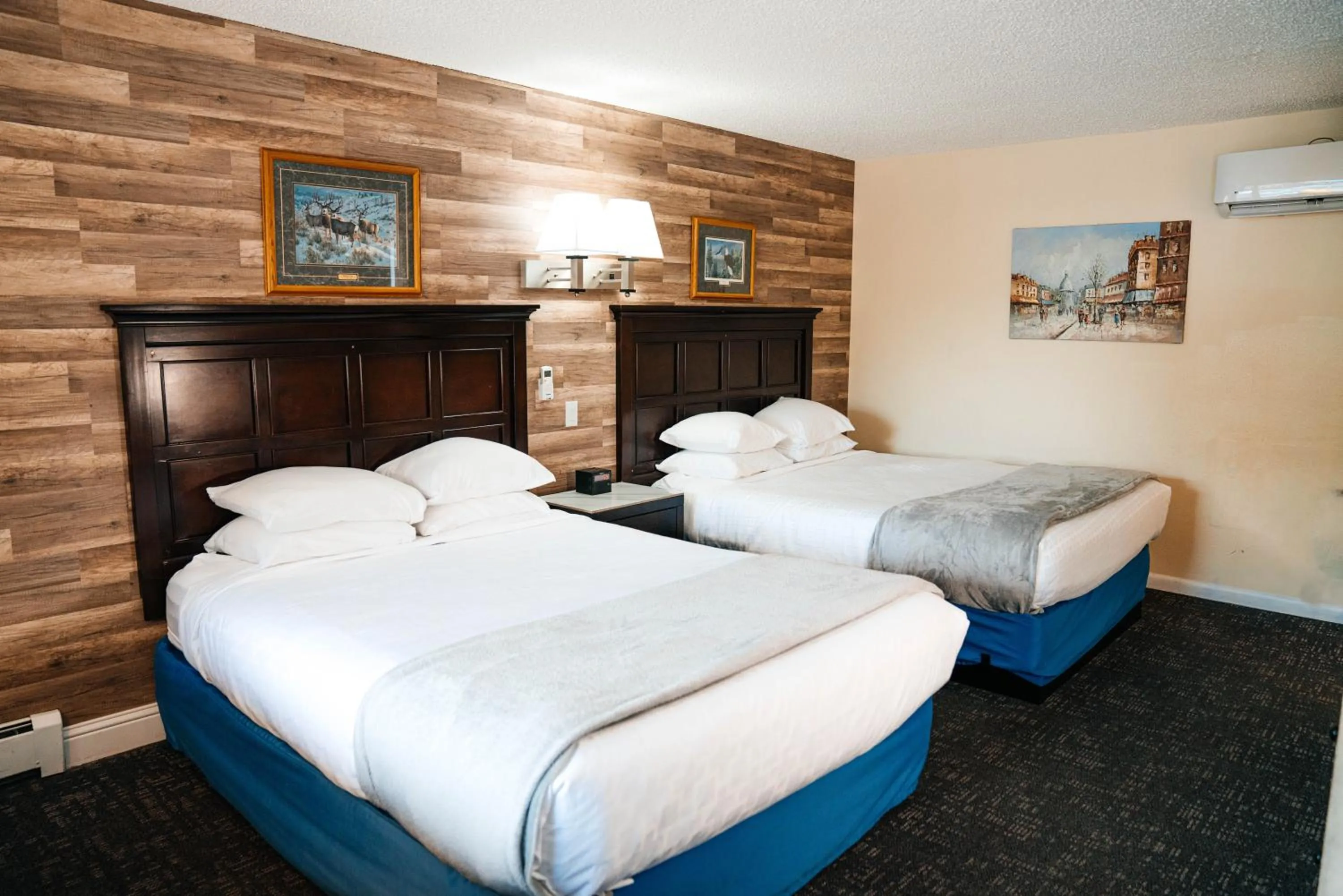 Bed in Salida Inn & Monarch Suites