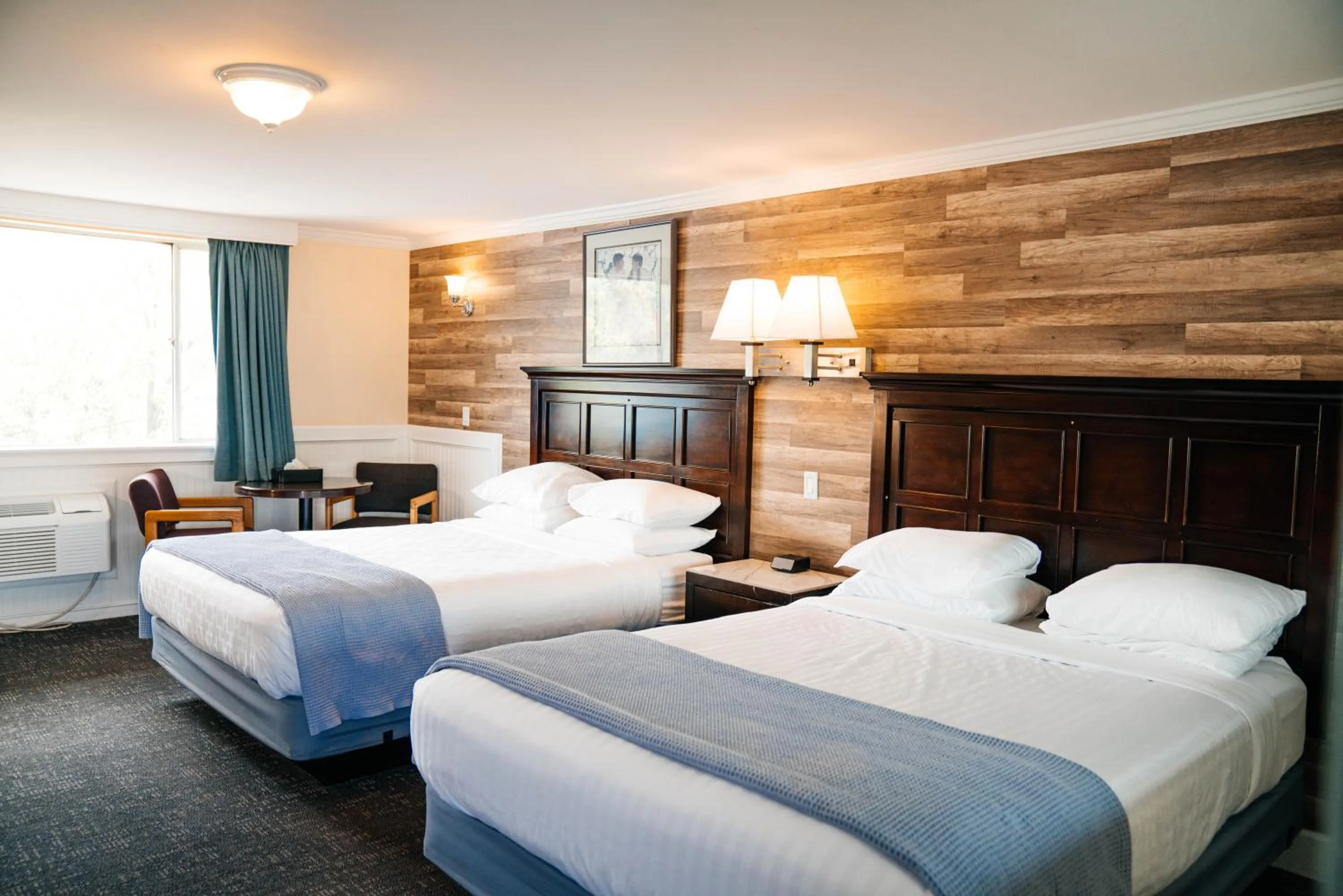Bed in Salida Inn & Monarch Suites