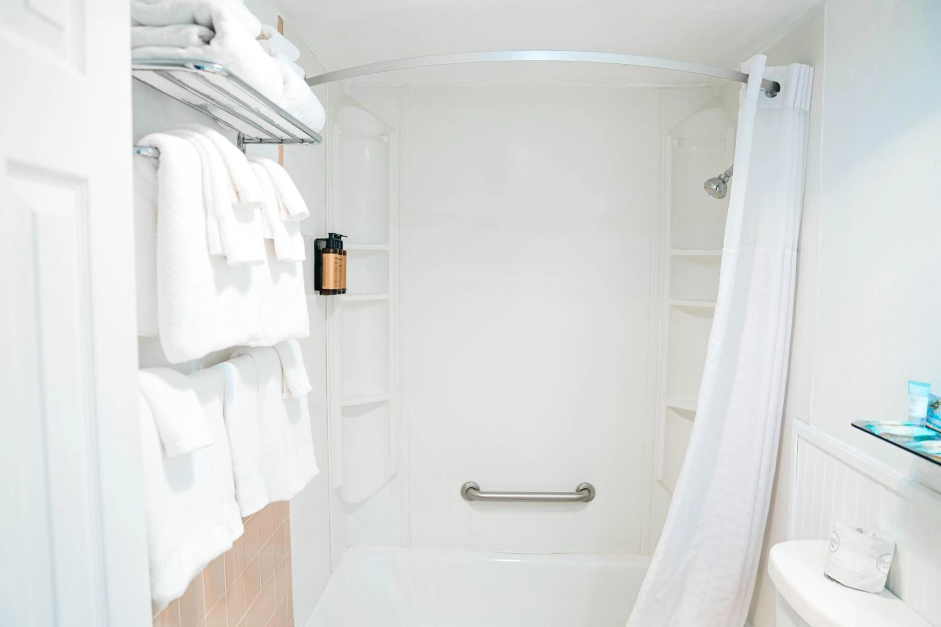 Bathroom in Salida Inn & Monarch Suites