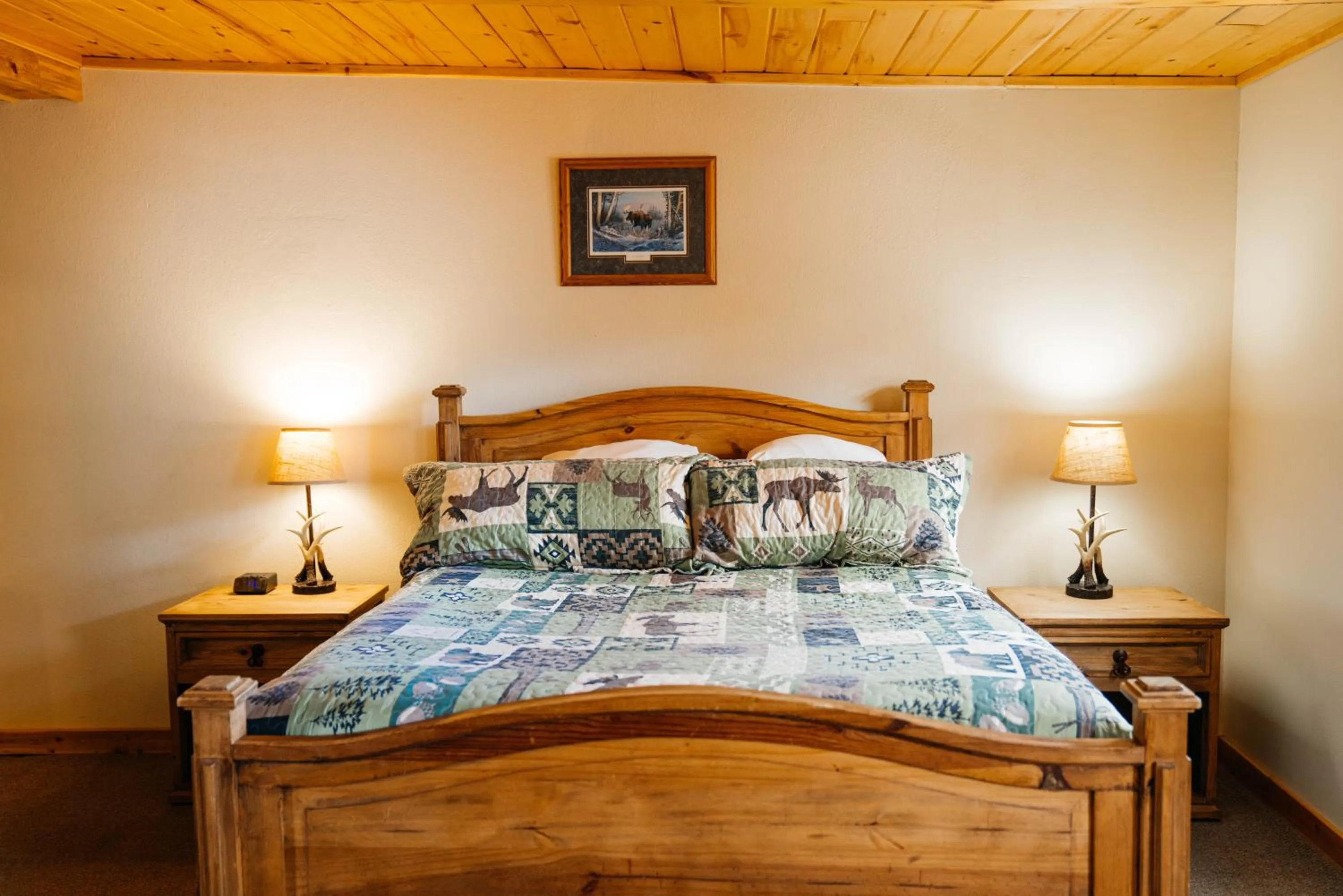 Bed in Salida Inn & Monarch Suites