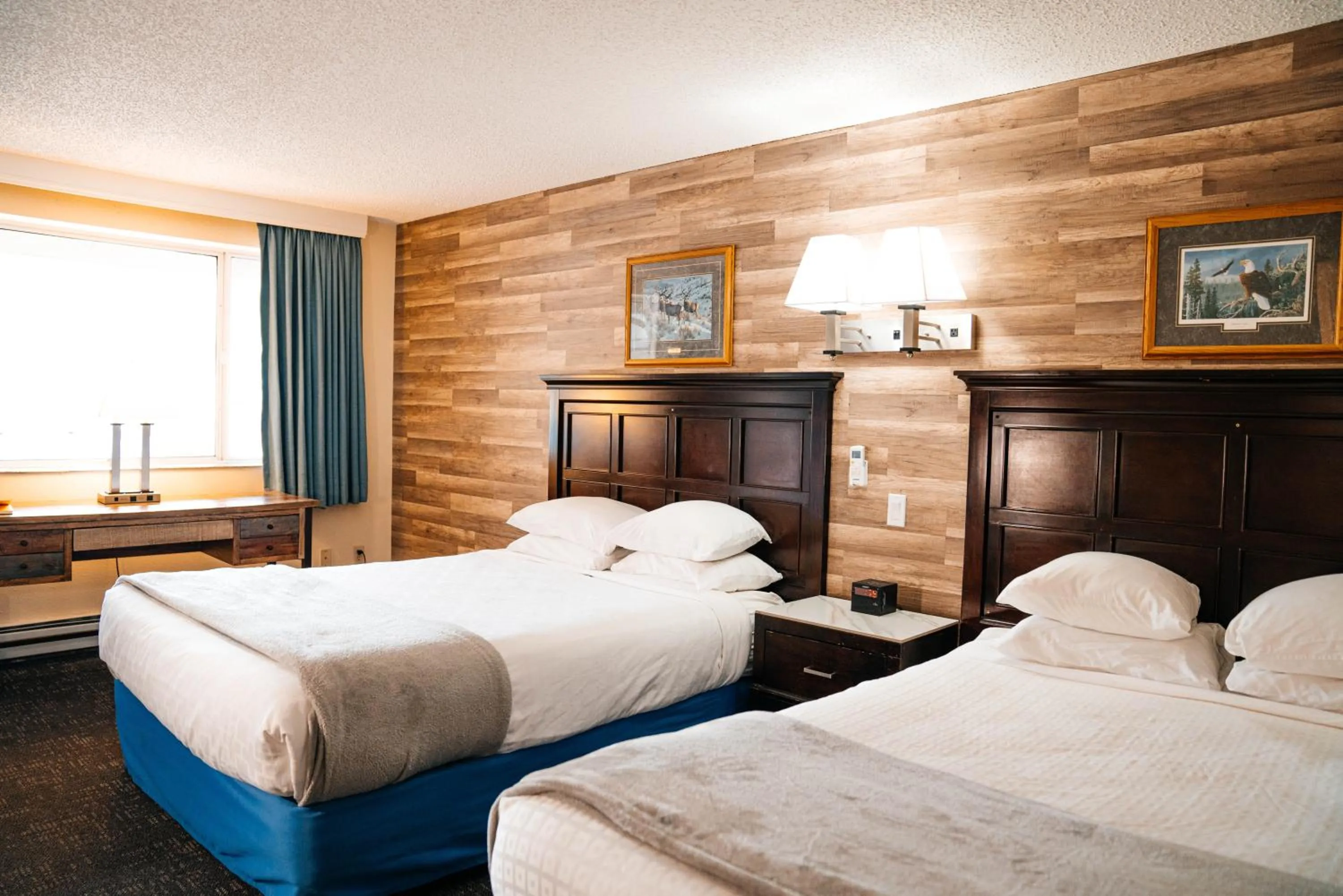 Bed in Salida Inn & Monarch Suites
