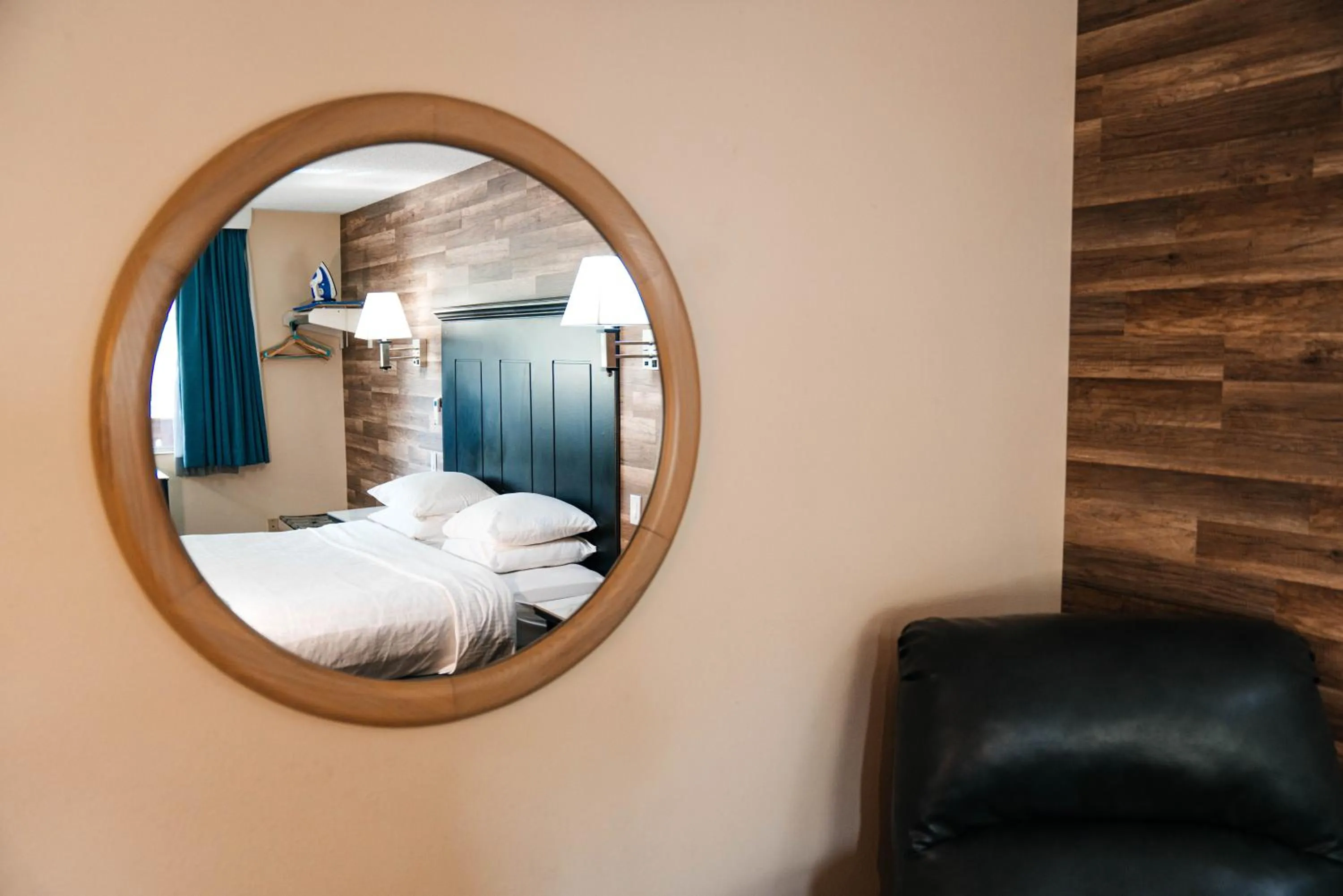 Bed in Salida Inn & Monarch Suites