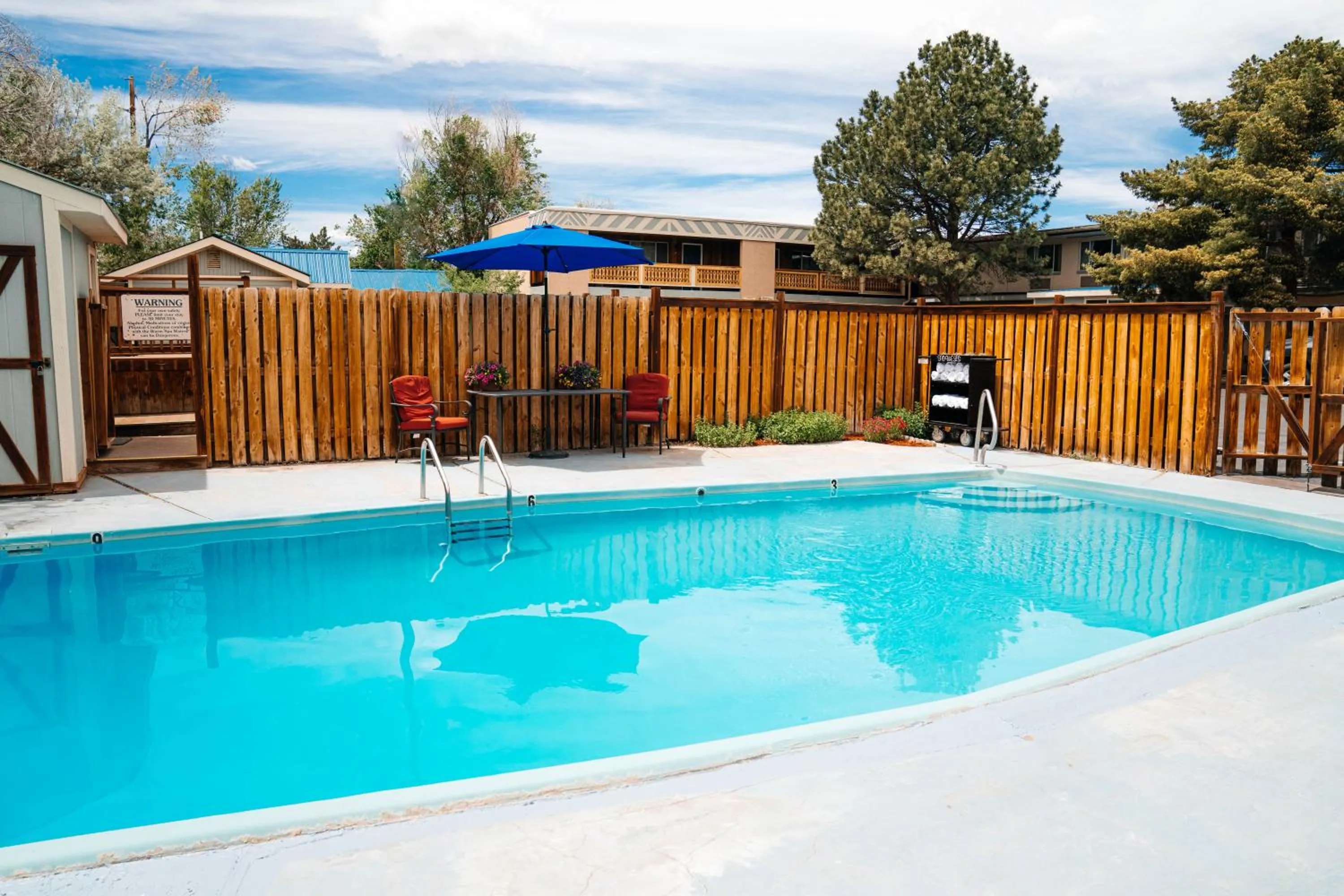 Swimming pool in Salida Inn & Monarch Suites