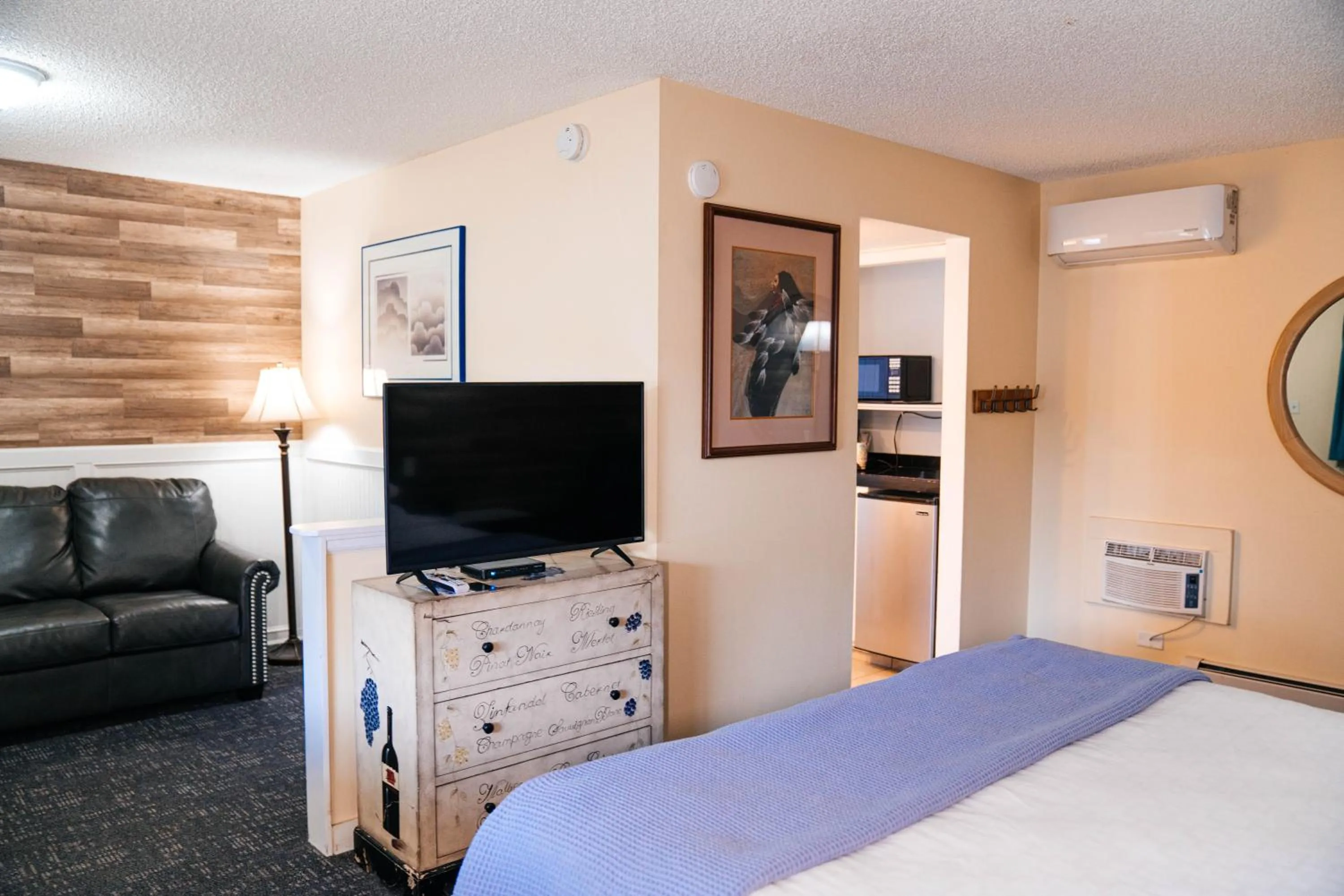 TV and multimedia, Bed in Salida Inn & Monarch Suites