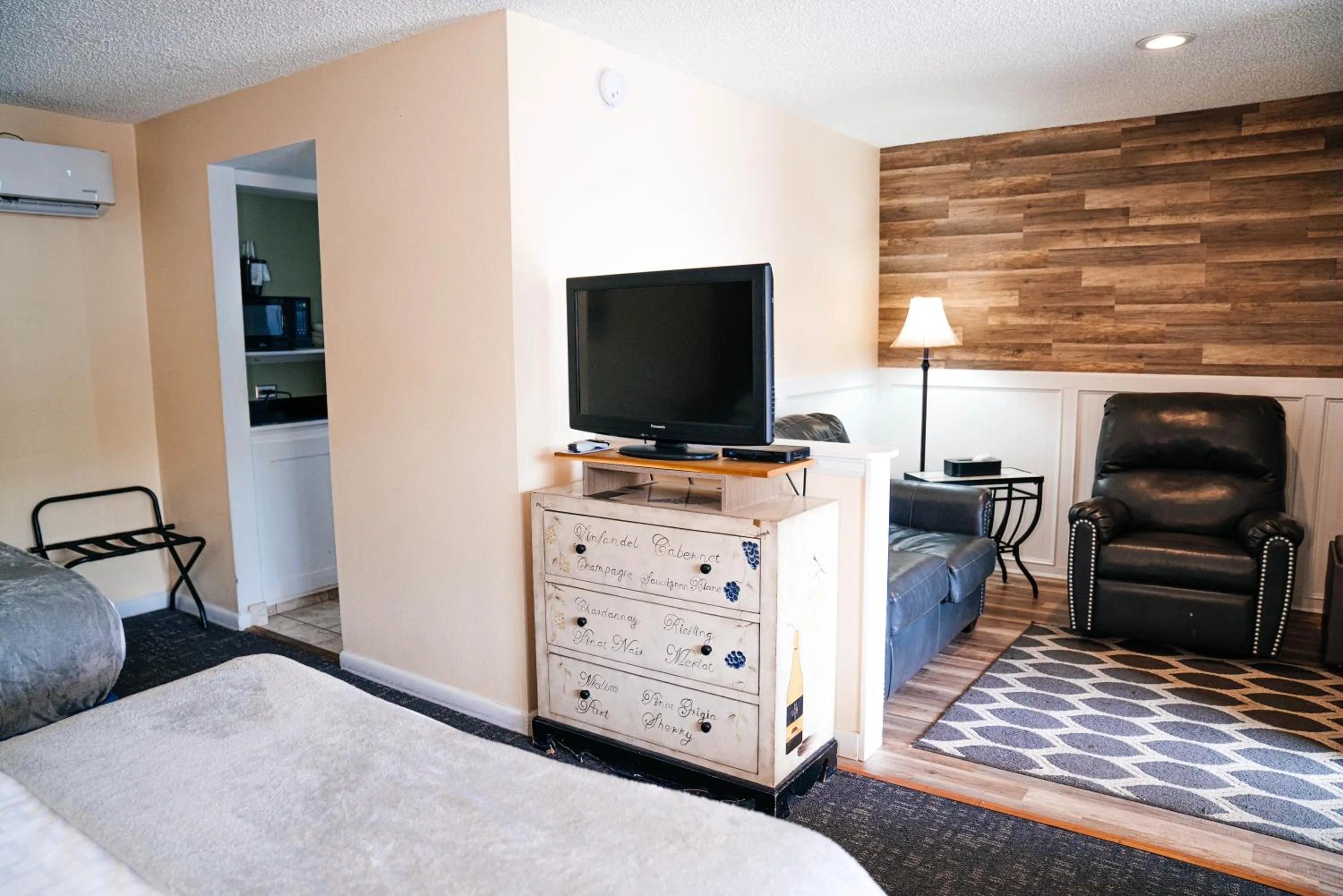 TV and multimedia, Bed in Salida Inn & Monarch Suites