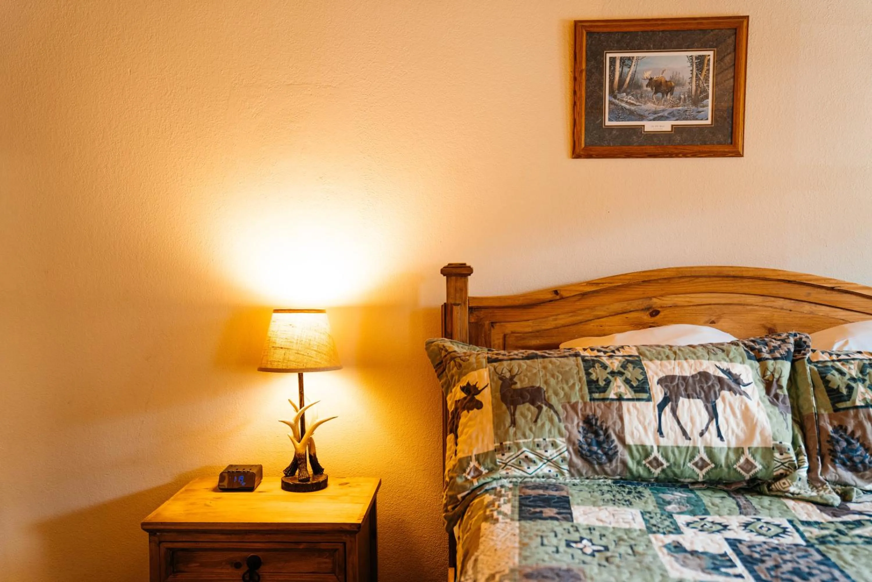 Bed in Salida Inn & Monarch Suites