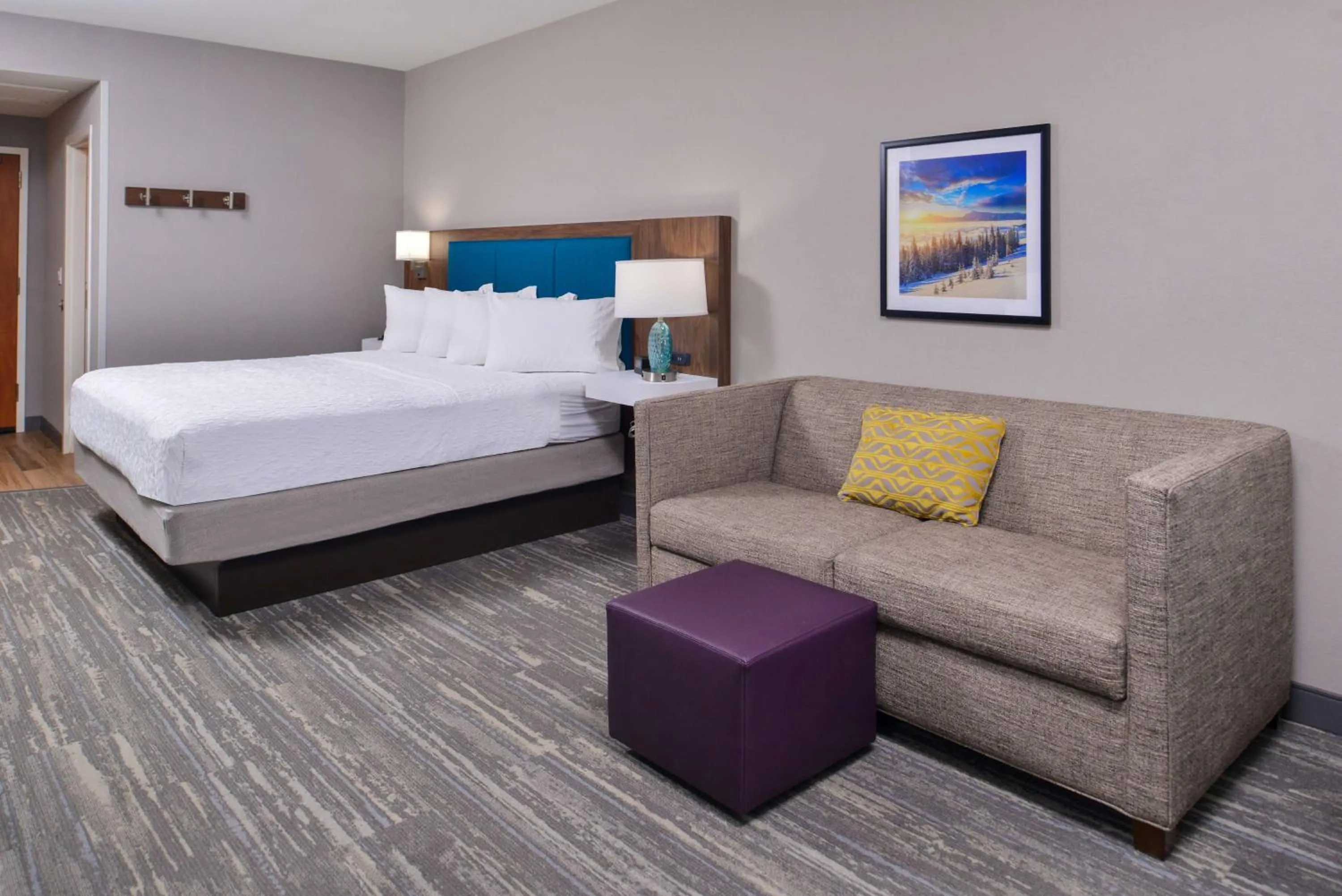 Living room, Bed in Hampton Inn & Suites Boise/Spectrum