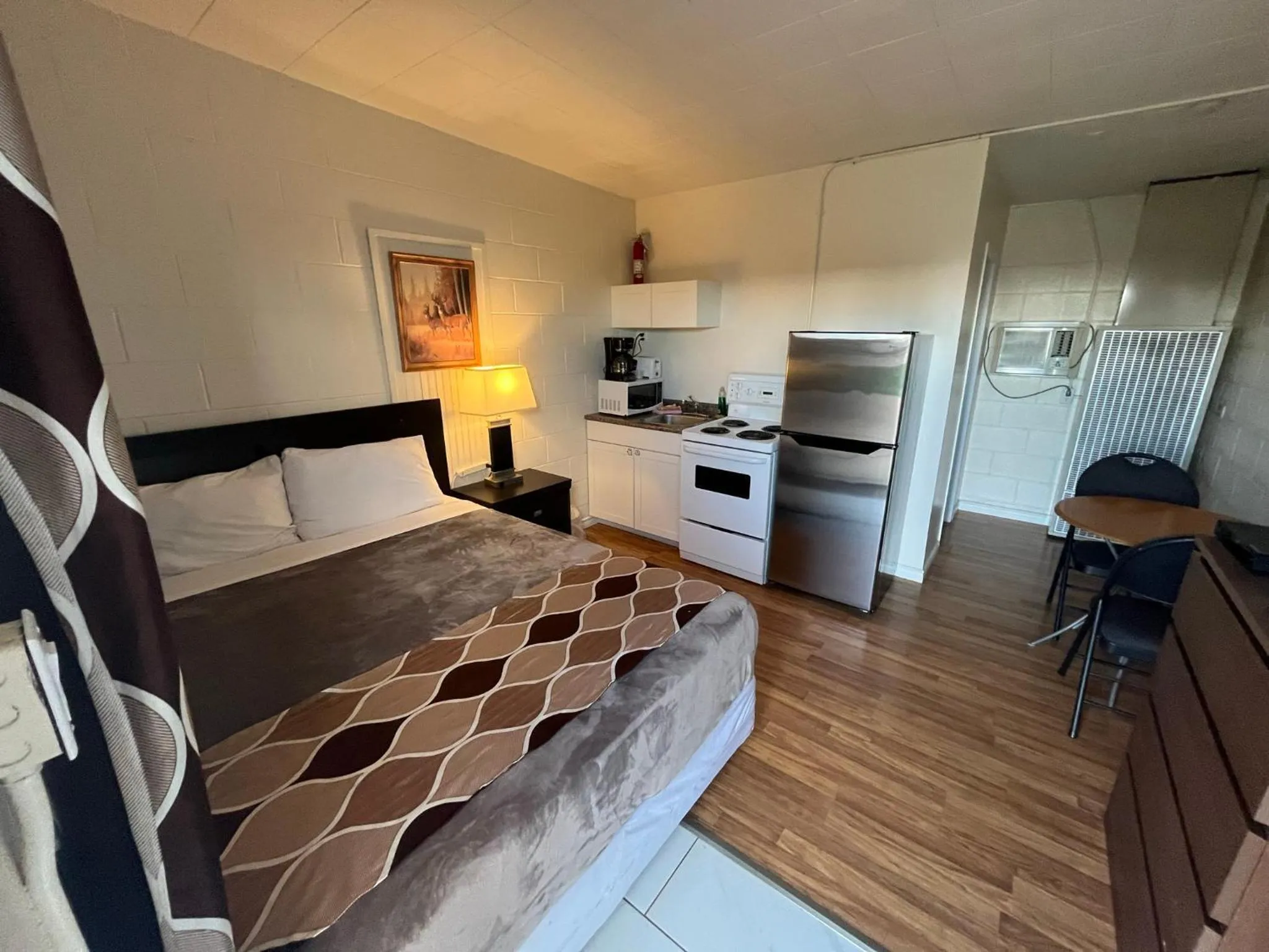 Kitchen or kitchenette, Bed in West Castle Motel
